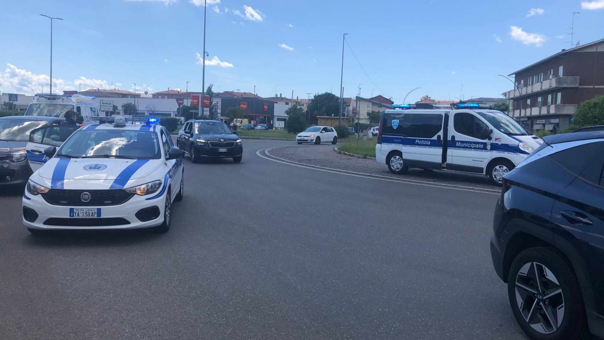 Urta una donna in bicicletta e scappa, caccia all'automobilista "pirata"