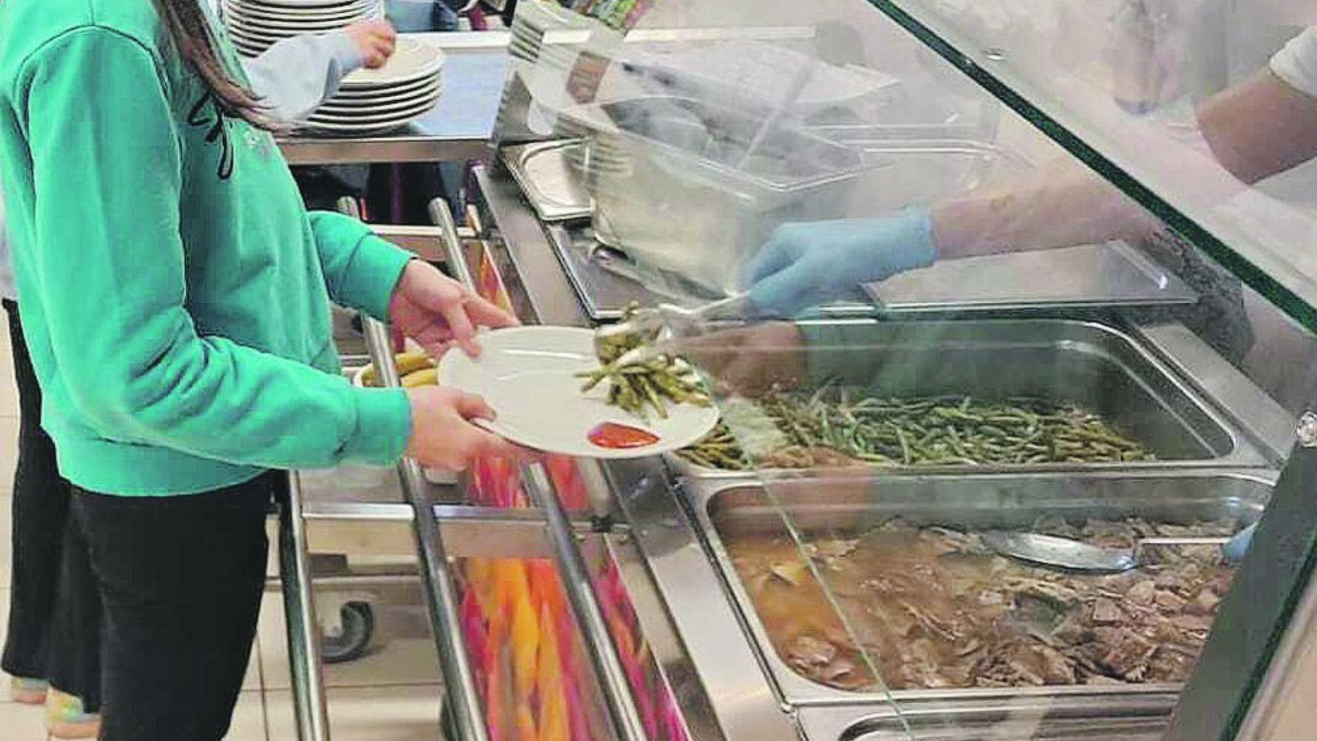 Castelvetro, gli alunni alla mensa self-service: «Stimola l'autonomia»