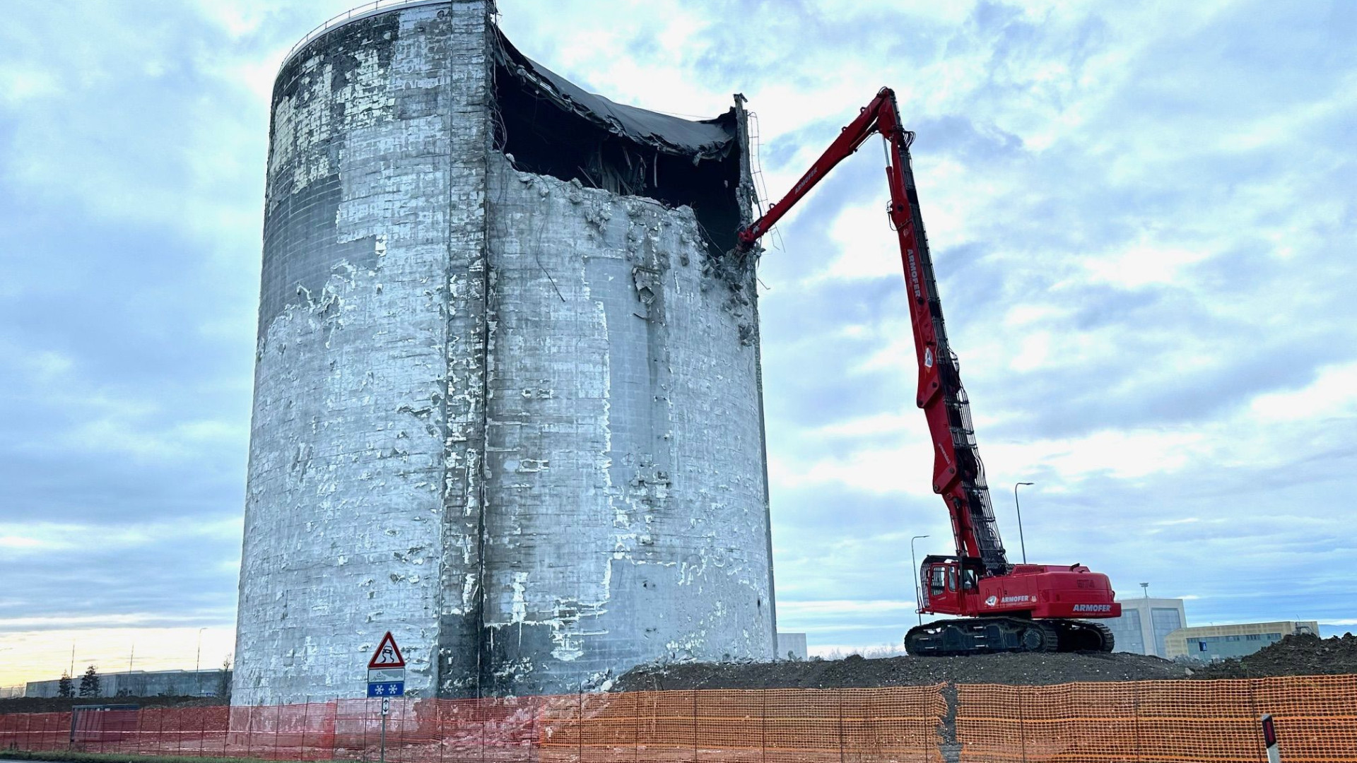 Cambia lo skyline di Sarmato, giù il silos Eridania