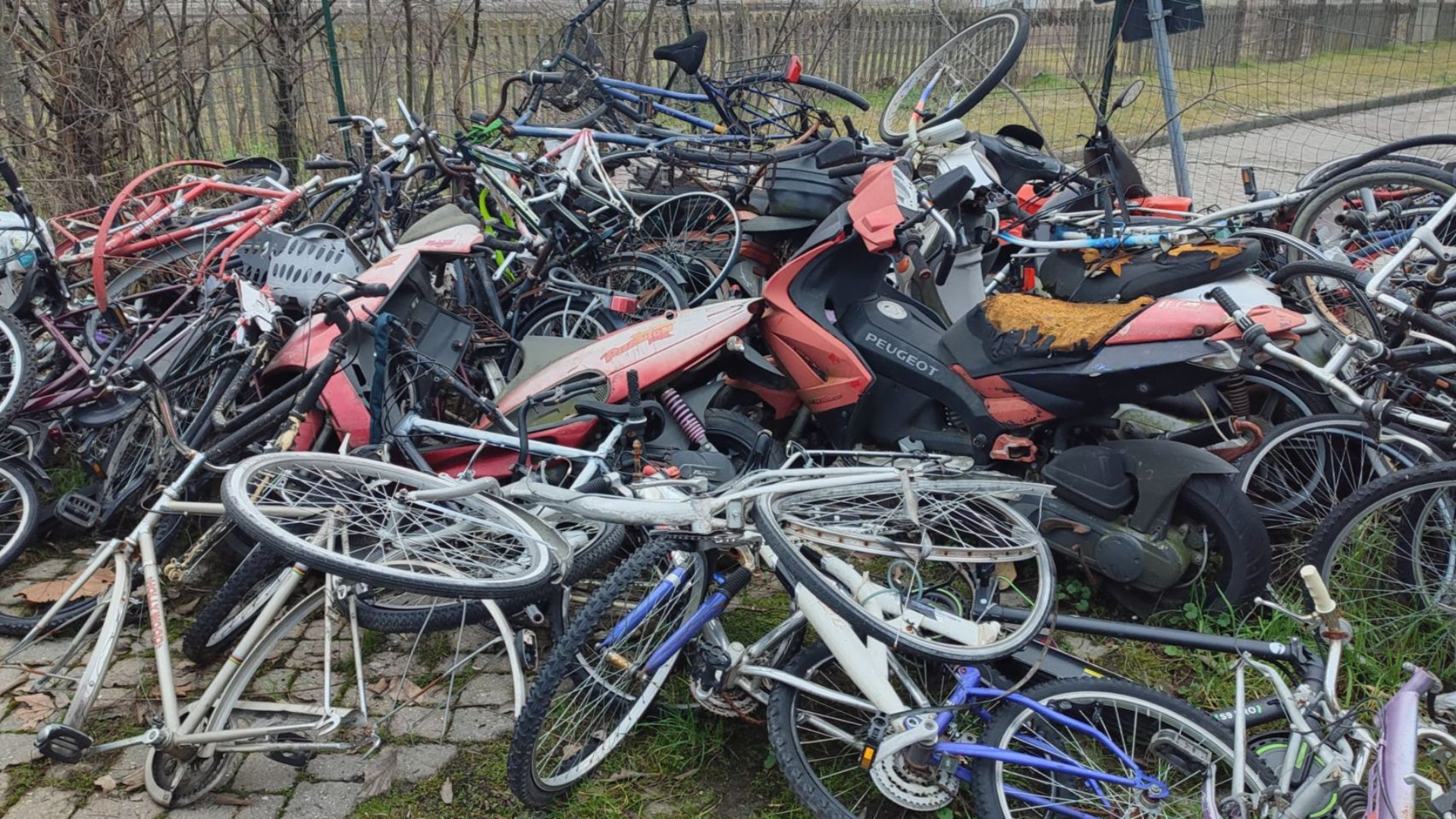 La foto che inganna: cataste di bici abbandonate, ma non è degrado