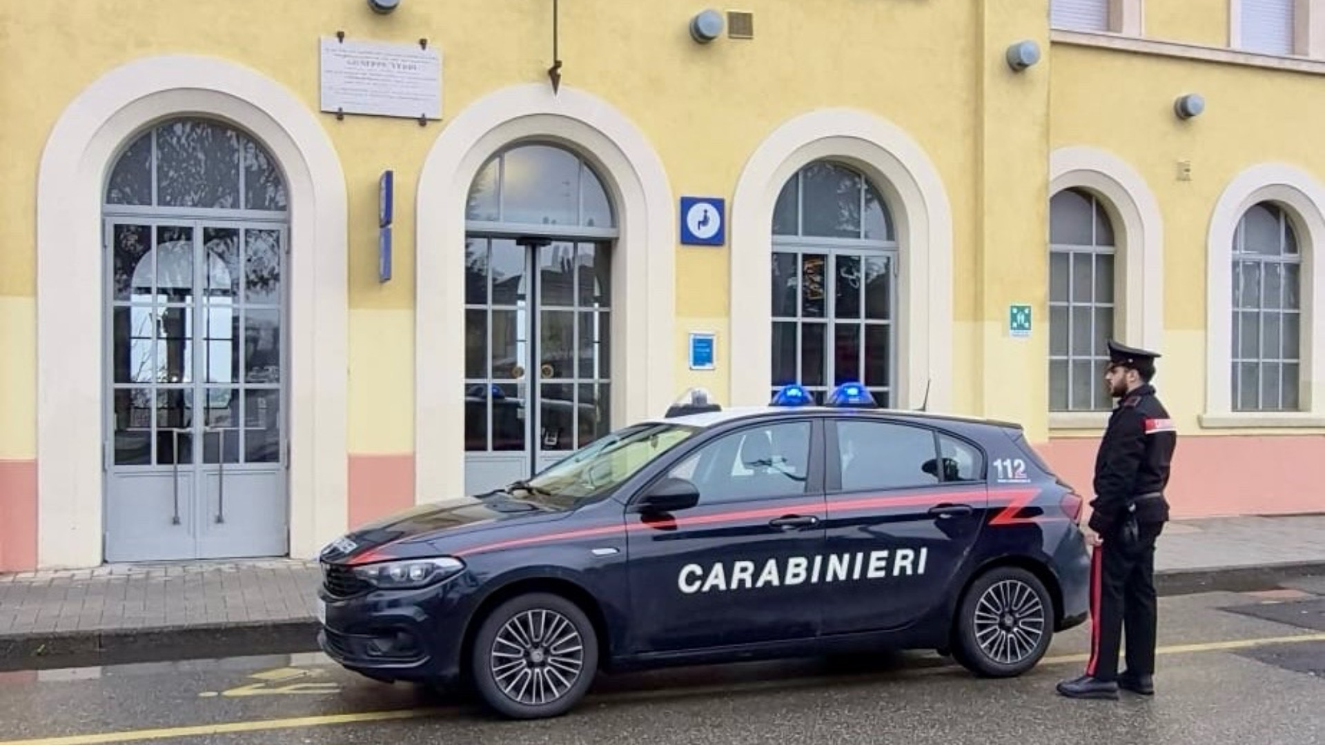 Sale sul treno, la borsa con il manoscritto resta in stazione: recuperata dai carabinieri