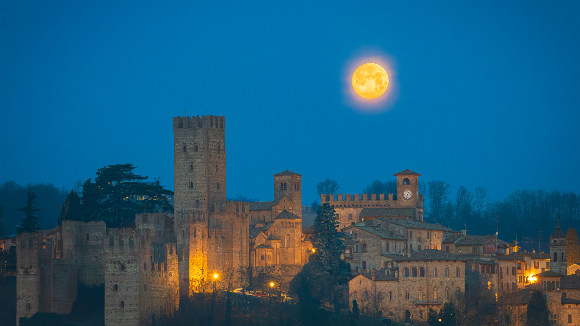 La Luna della Neve illumina Castell’Arquato nello scatto di Cesare Barillà