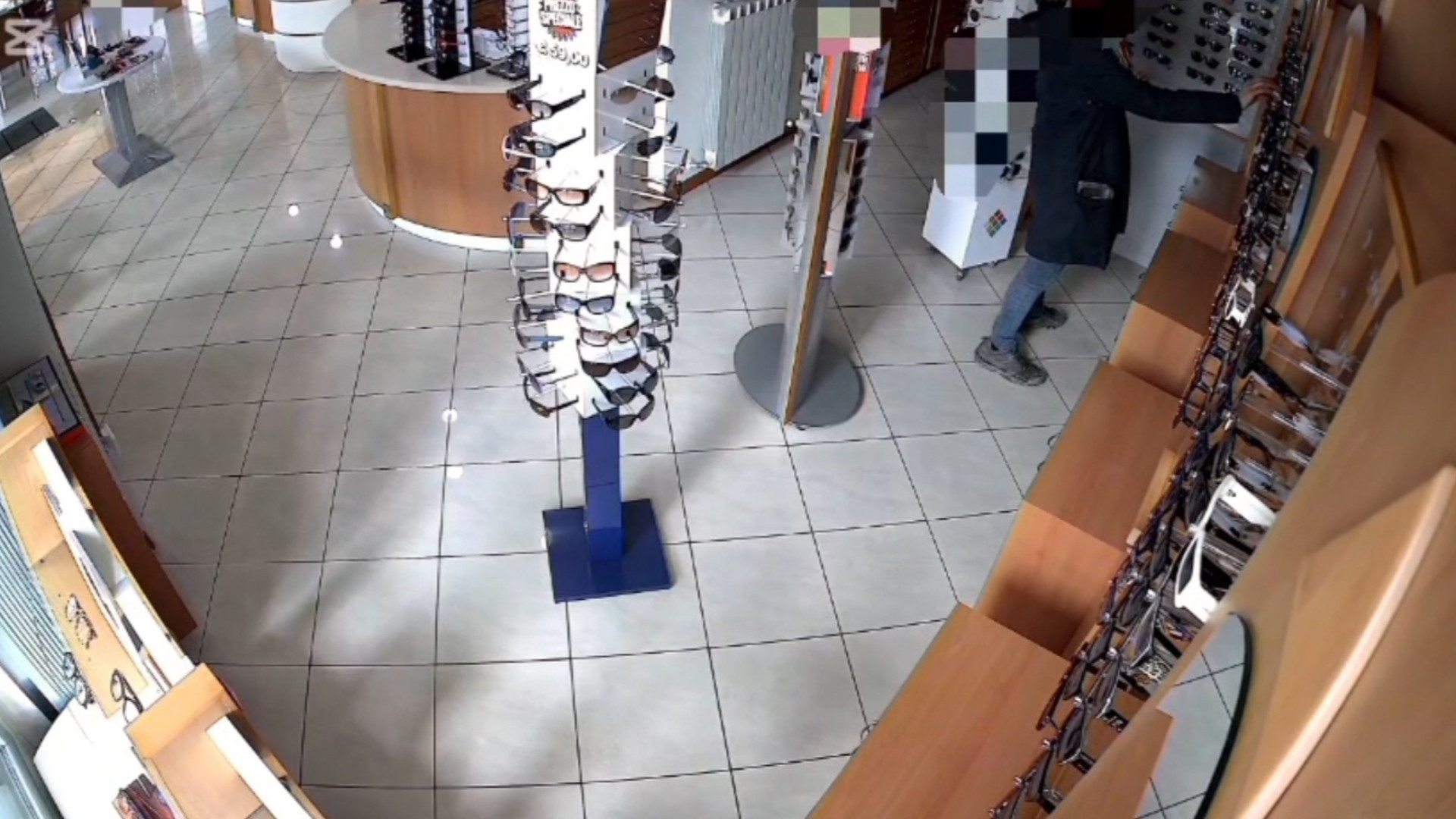 «Mi ripara gli occhiali?» E intanto ne ruba un paio (VIDEO)