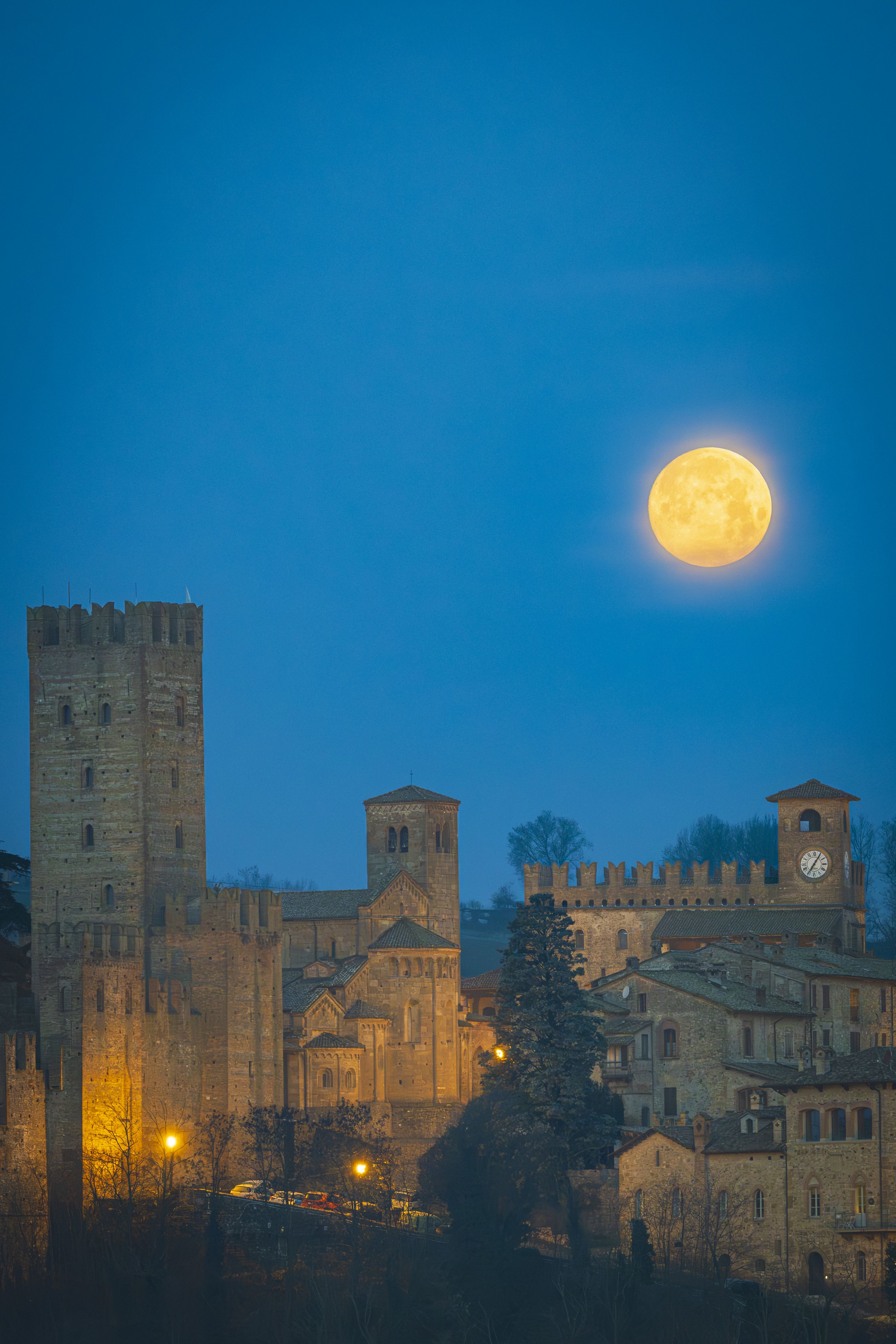 La Luna della Neve illumina Castell’Arquato nello scatto di Cesare Barillà