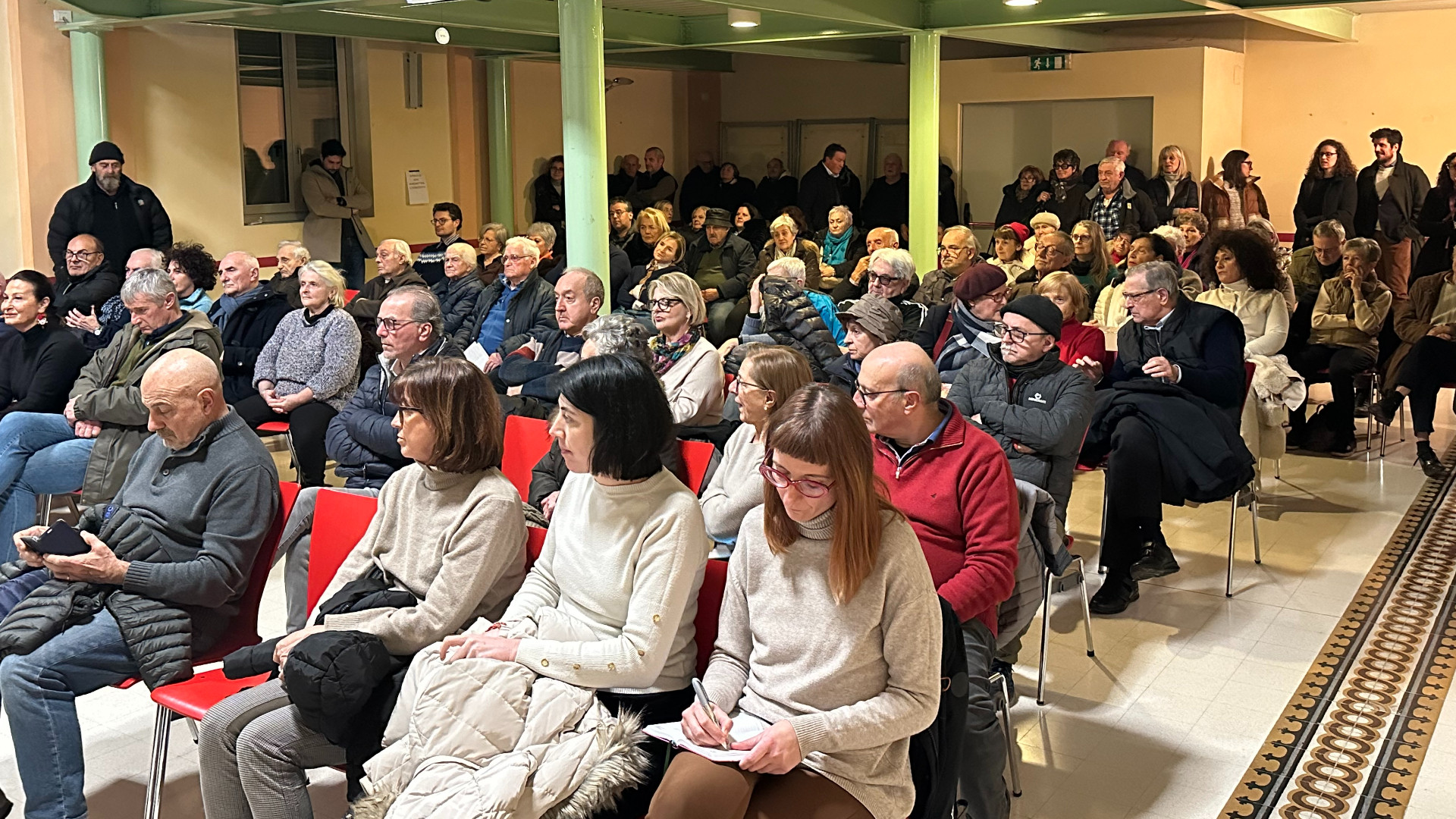 Una parte dei cittadini presenti all'assemblea pubblica