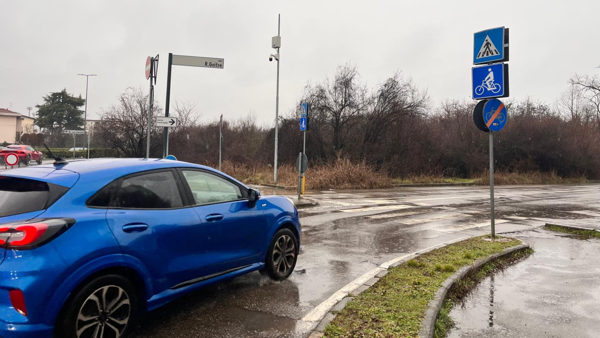 Cercano l'incidente in bici, poi chiedono soldi
