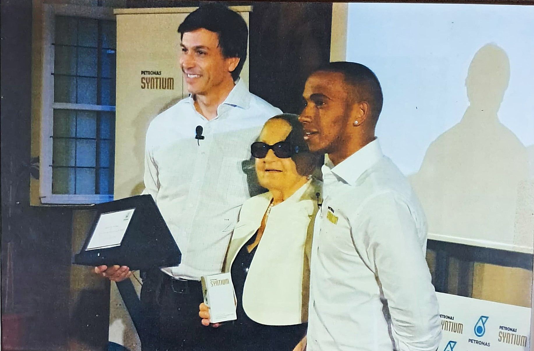 Donisia Chinosi Callegari premiata dal pilota di Formula 1 Lewis Hamilton (a destra)