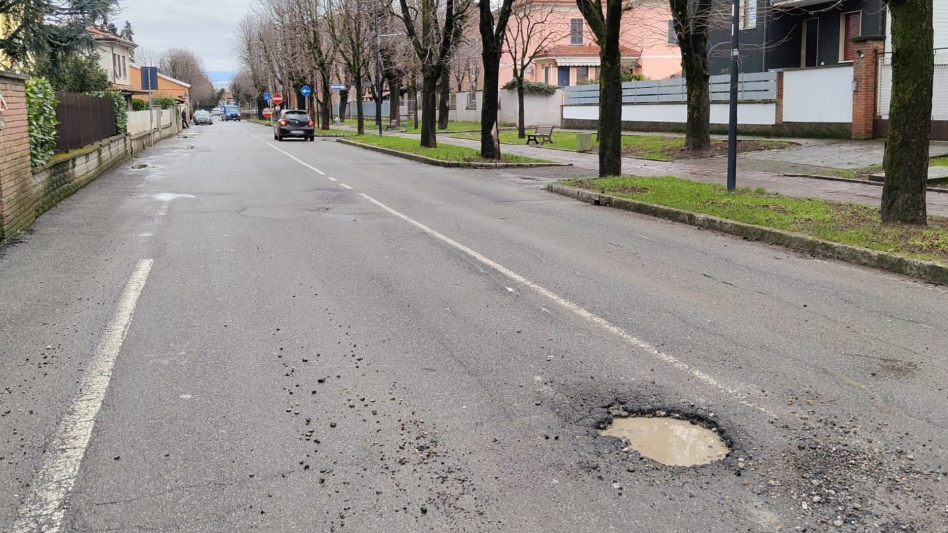 La pioggia lascia il segno, strade colabrodo a Borgonovo