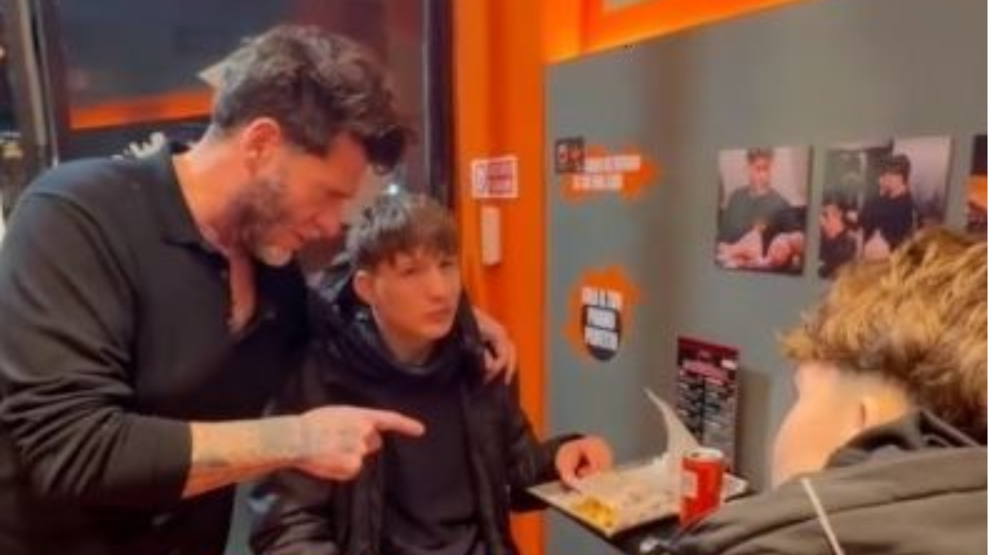 Cento chilometri in bici per un hamburger, l'impresa di Iosif ed Emanuel