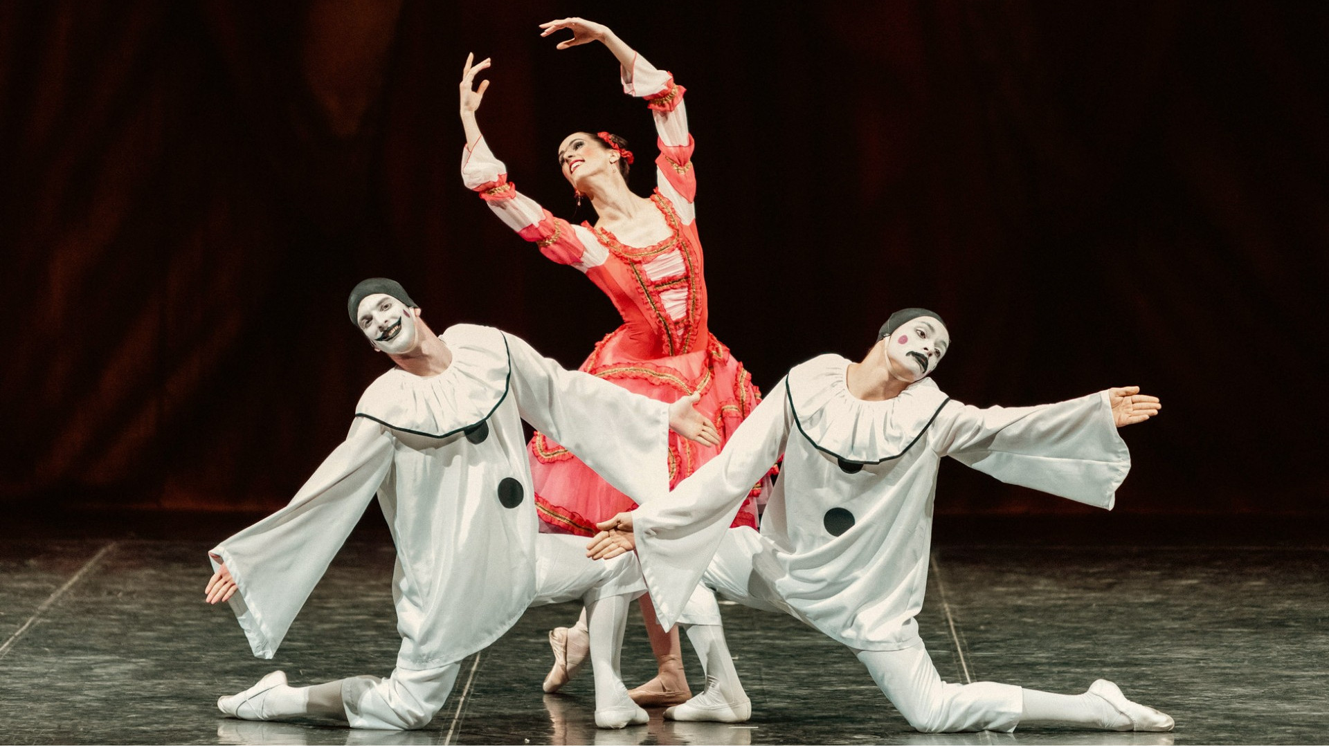 Carnevale a teatro, anche gli spettatori in costume per il gran gala di danza “Le maschere”