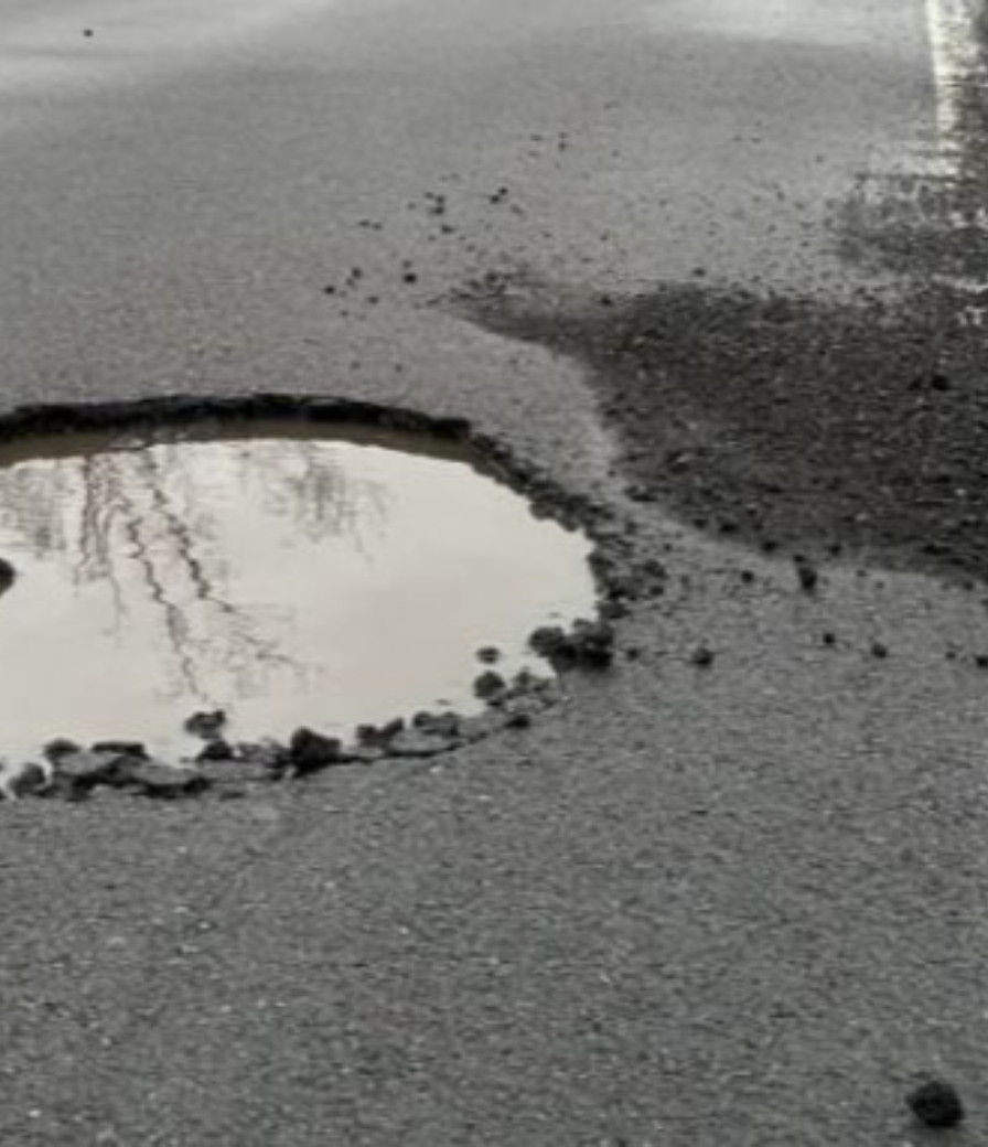 Buca sullo svincolo A1–A21: «Il tratto non è di competenza comunale»