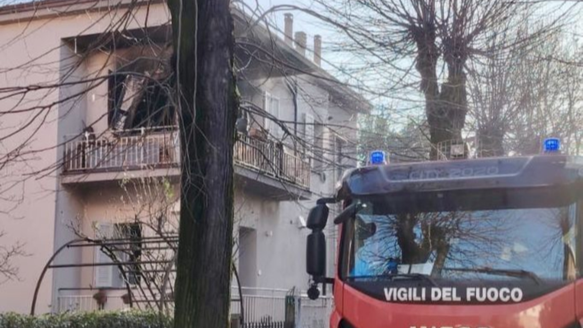 Incendio in abitazione in via Schiavi, muore una donna
