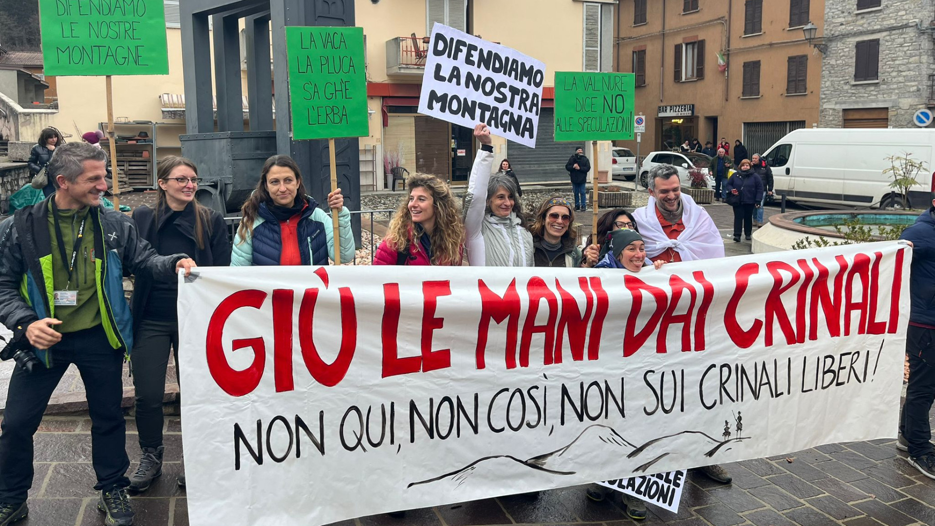 «Giù le mani dai crinali», in centinaia a Ferriere contro le pale eoliche
