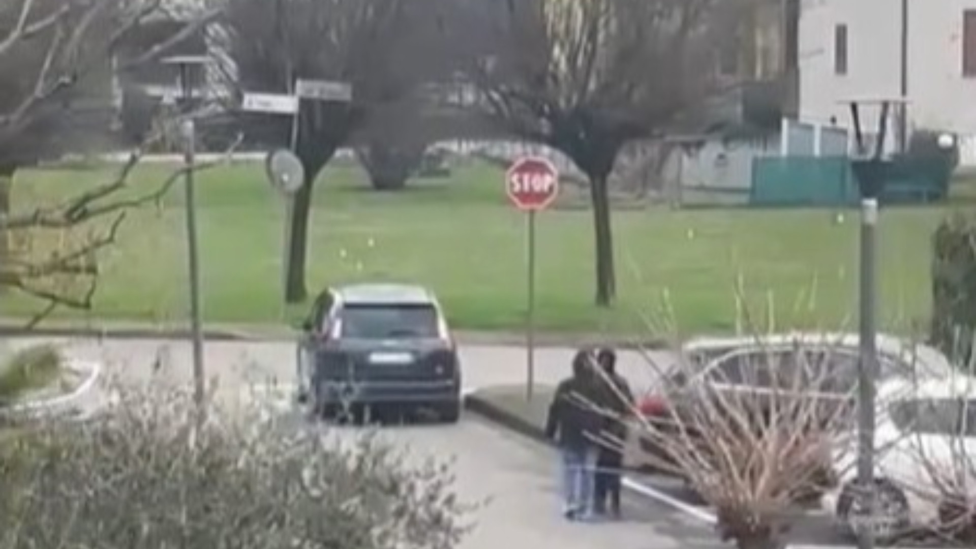 Incappucciati tentano di rapinarla in auto, lei urla e li mette in fuga, un vicino filma tutto