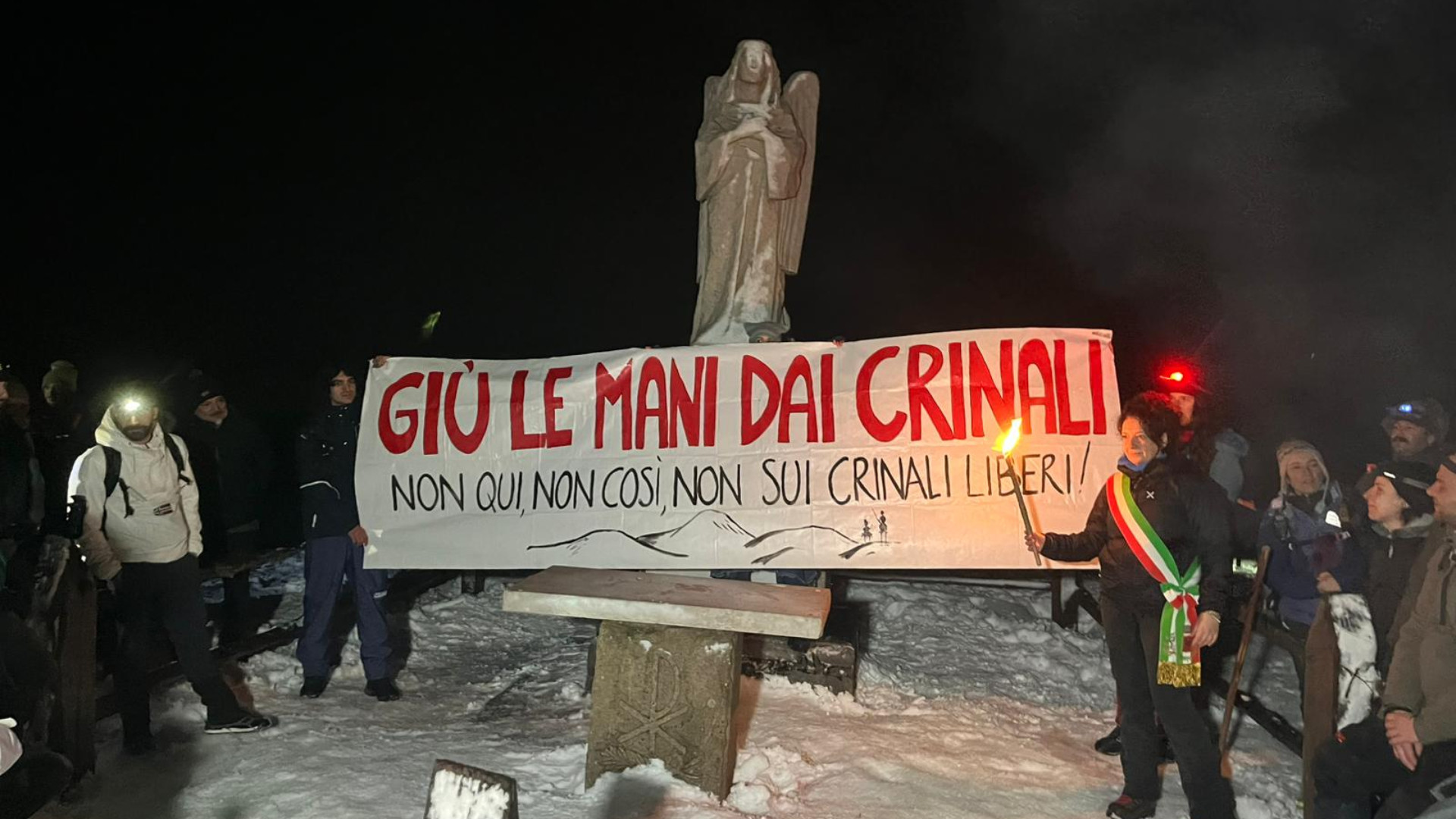 Ferriere, oltre 300 escursionisti illuminano il Crociglia contro il parco eolico