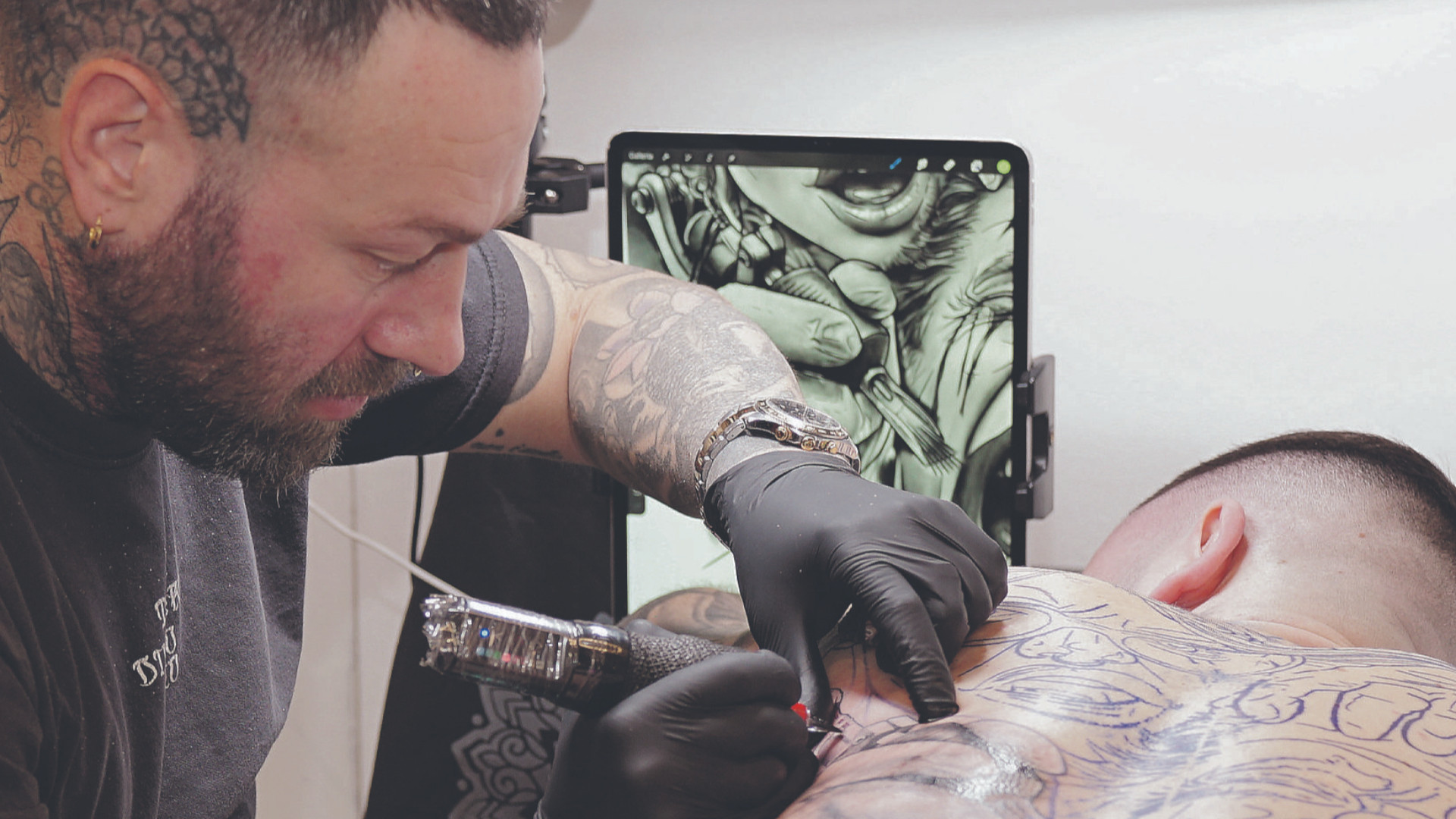 «La mia storia scritta sulla pelle». Tatuatori al Carmine disegnano le vite