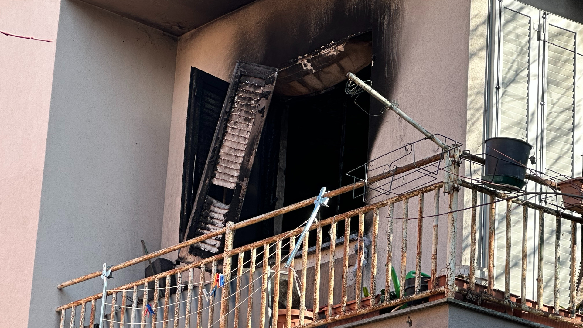 La palazzina di via Schiavi incendiata - © Libertà/Cristian Brusamonti