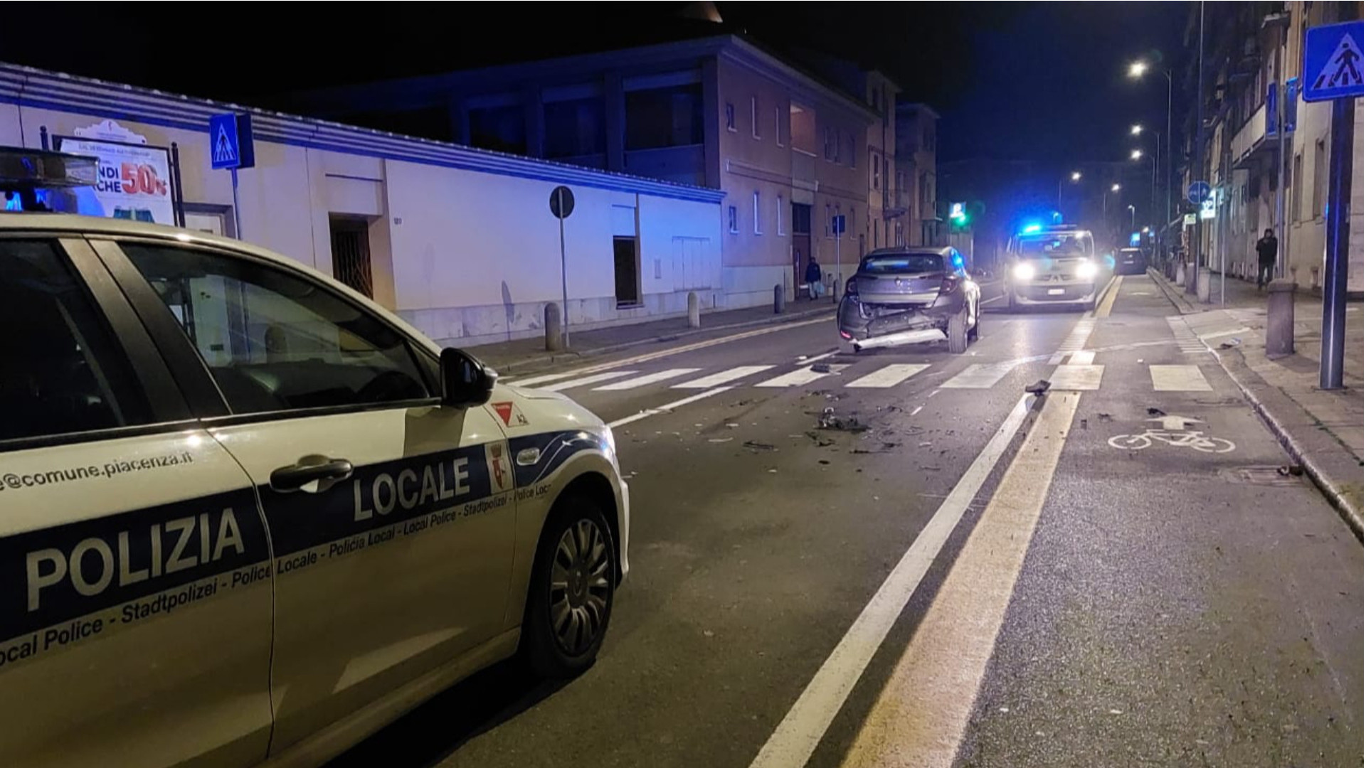 L'auto danneggiata in seguito a un tamponamento nella notte tra venerdì e sabato sullo Stradone Farnese