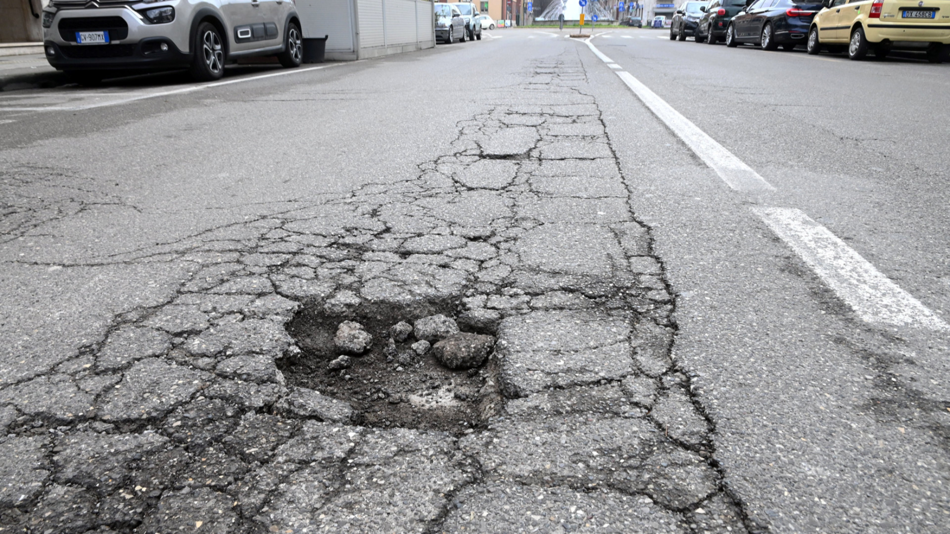 Buche e dissesti stradali lungo via Dante - © Libertà/Del Papa