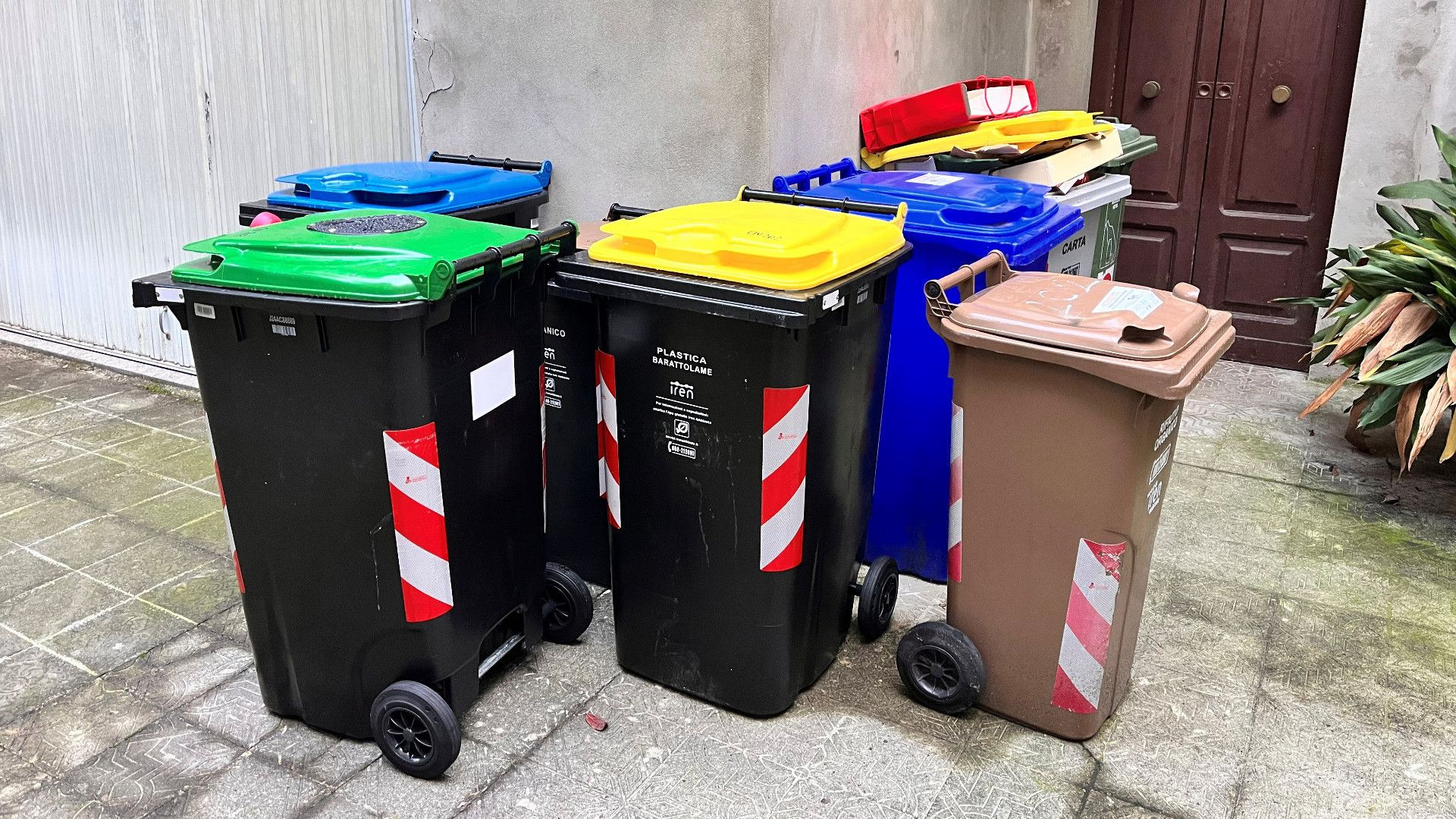 Raccolta rifiuti: bidoni più piccoli per gli anziani