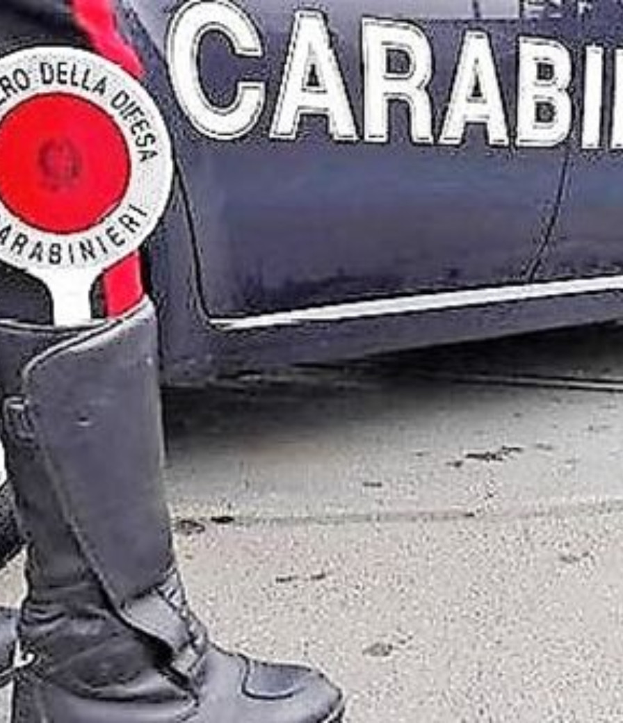 Auto sospetta: a bordo guidatore senza patente e un immigrato irregolare