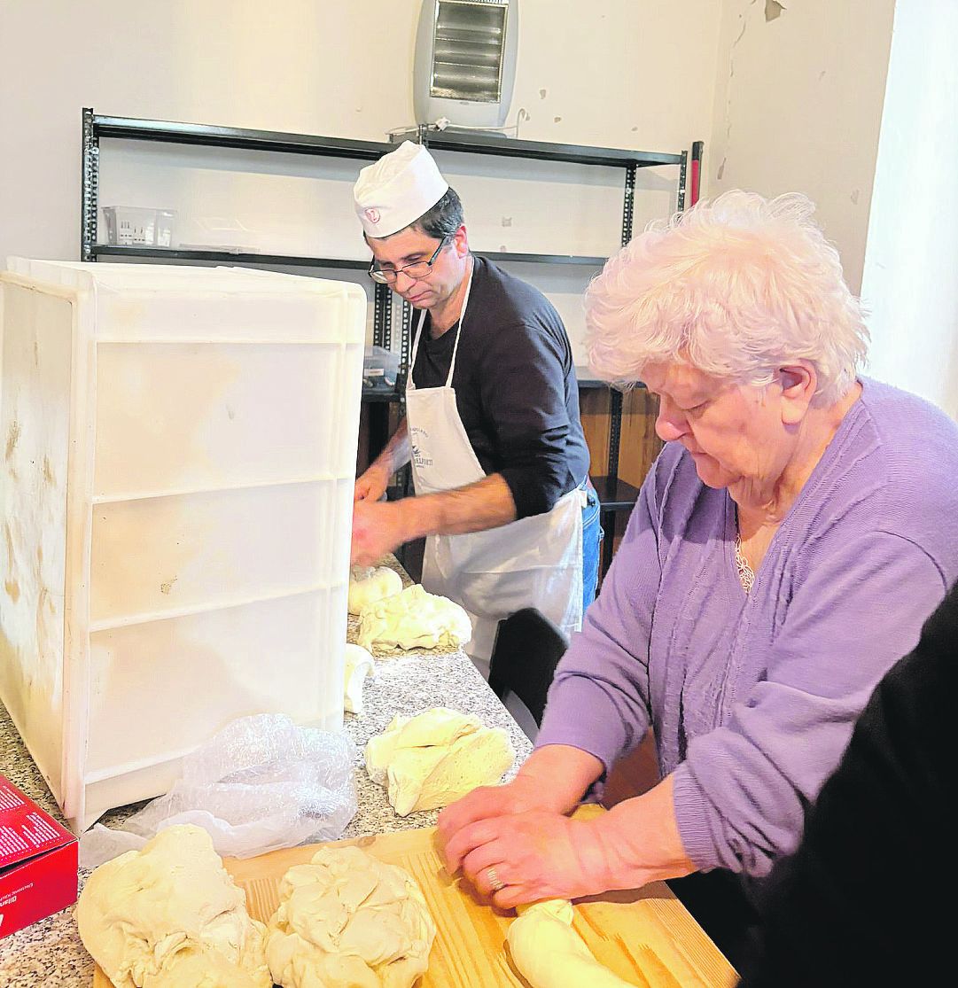 Pinuccia Galvani impasta il pane - FOTO BRUSAMONTI