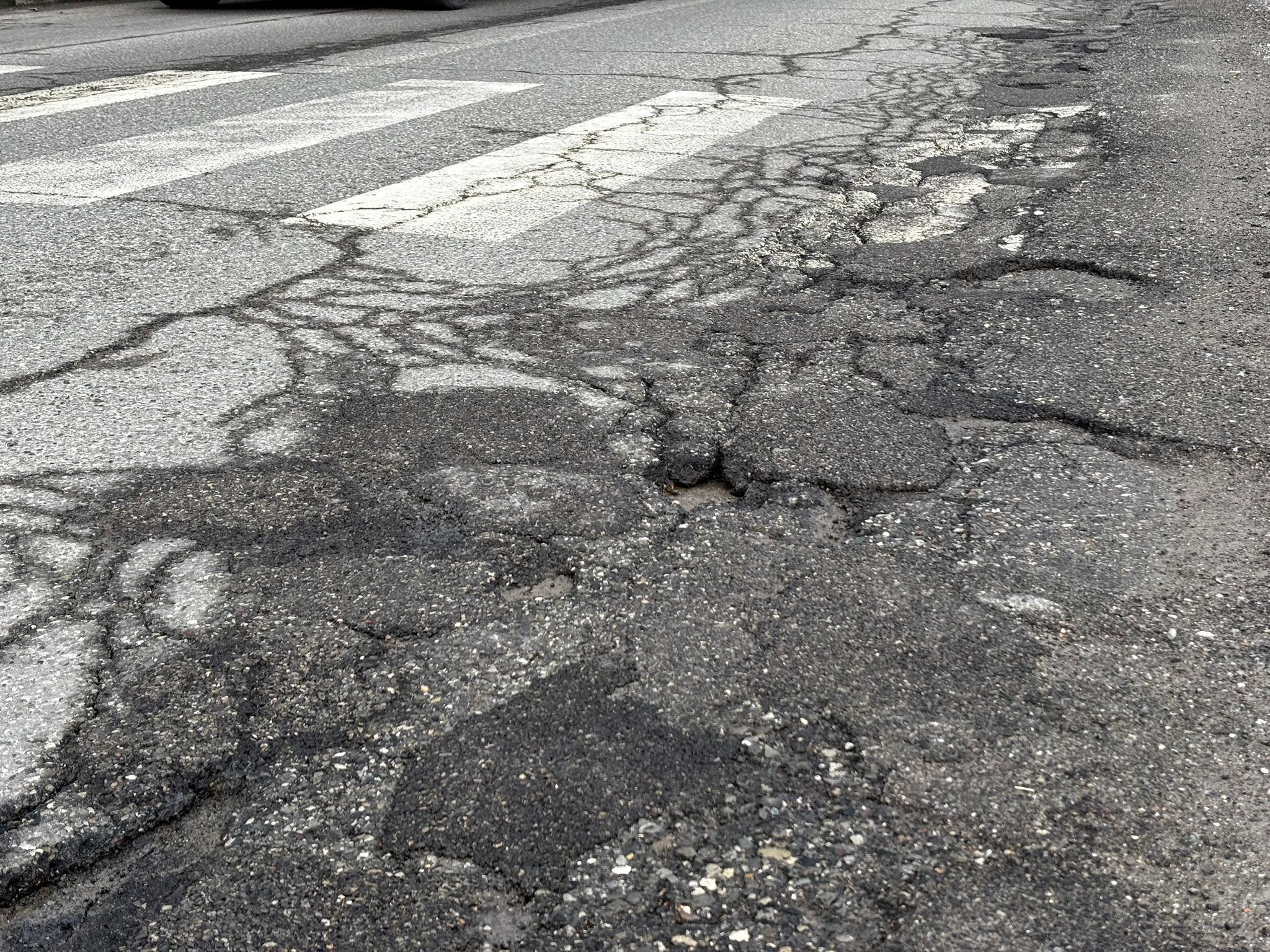 La strada provinciale numero 4, nel tratto di strada che collega Lugagnano a Castellarquato