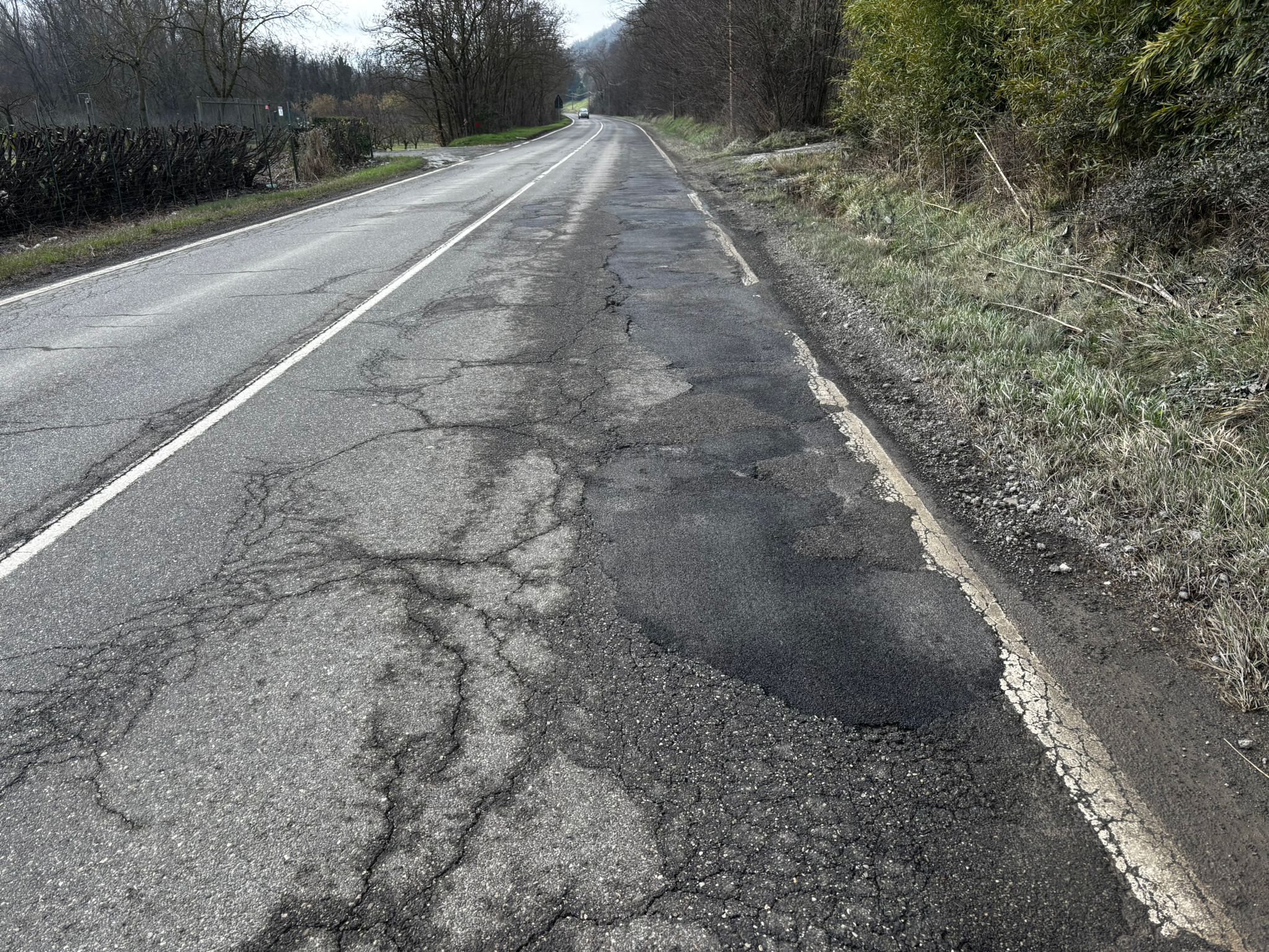 La strada provinciale numero 4, nel tratto di strada che collega Lugagnano a Castellarquato