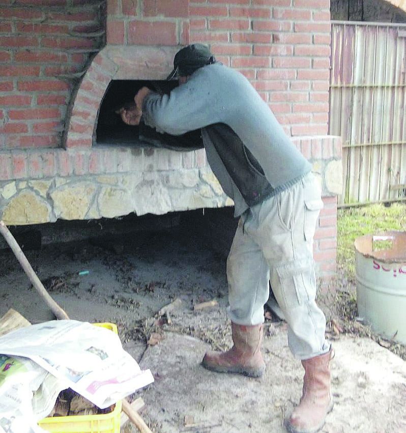 Al lavoro per sfornare le pagnotte a Campremoldo Sotto - FOTO BRUSAMONTI