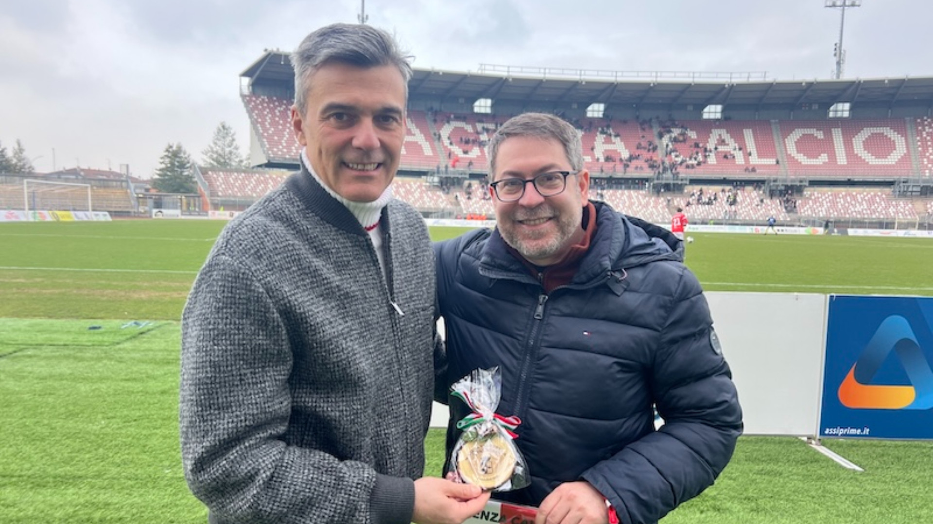 Il gagliardetto biancorosso ai piacentini di New York