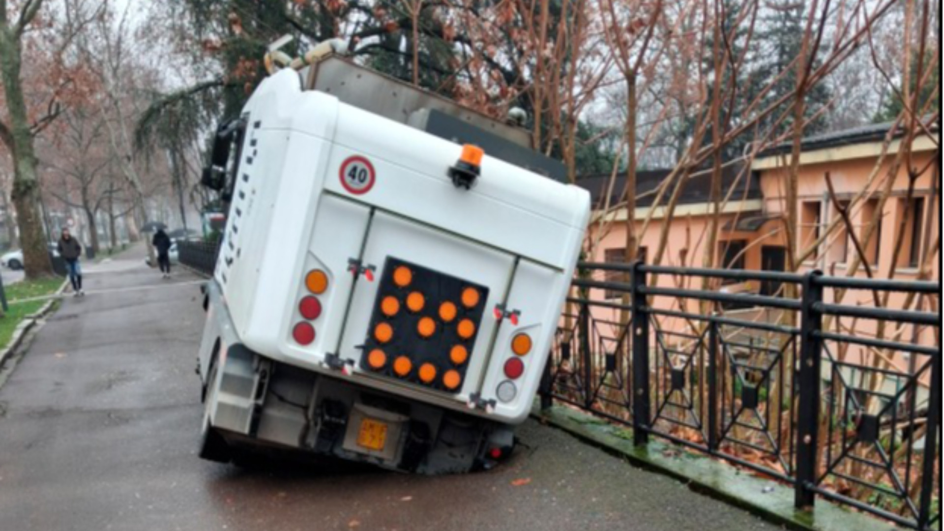 Cede l'asfalto, la spazzatrice stradale finisce in buca