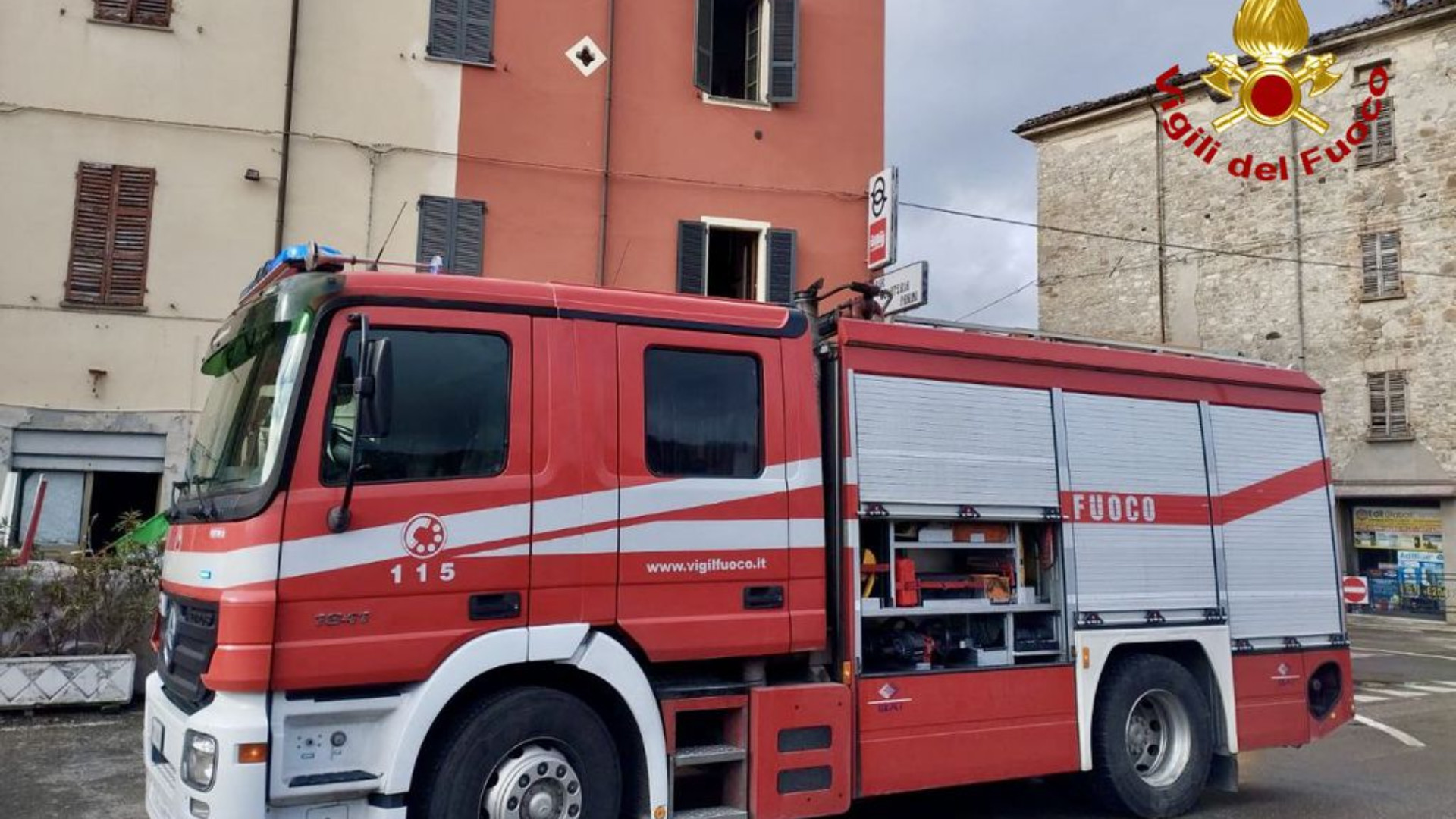Bettola, a fuoco la cucina di un bar nel cuore del paese