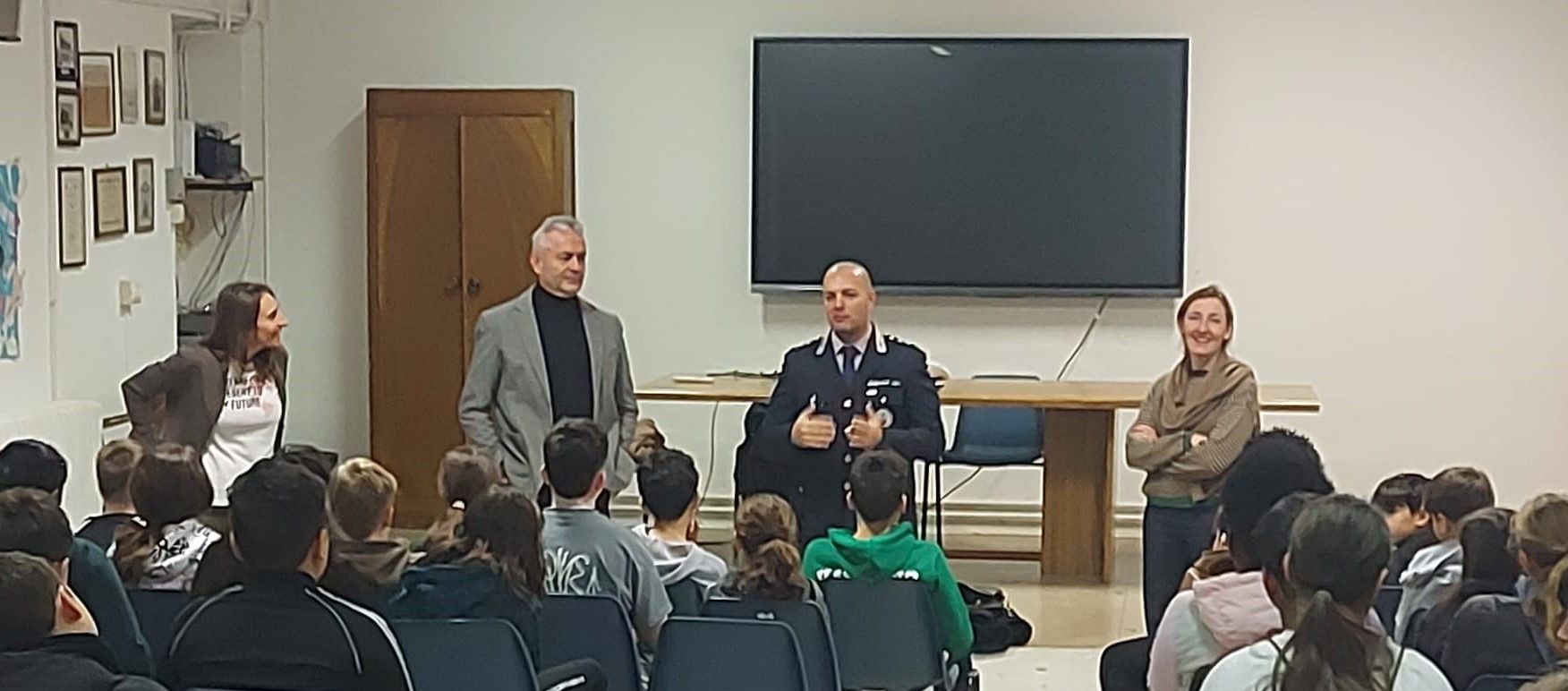 L'incontro della Polizia locale con gli studenti delle medie (Mariangela Milani)