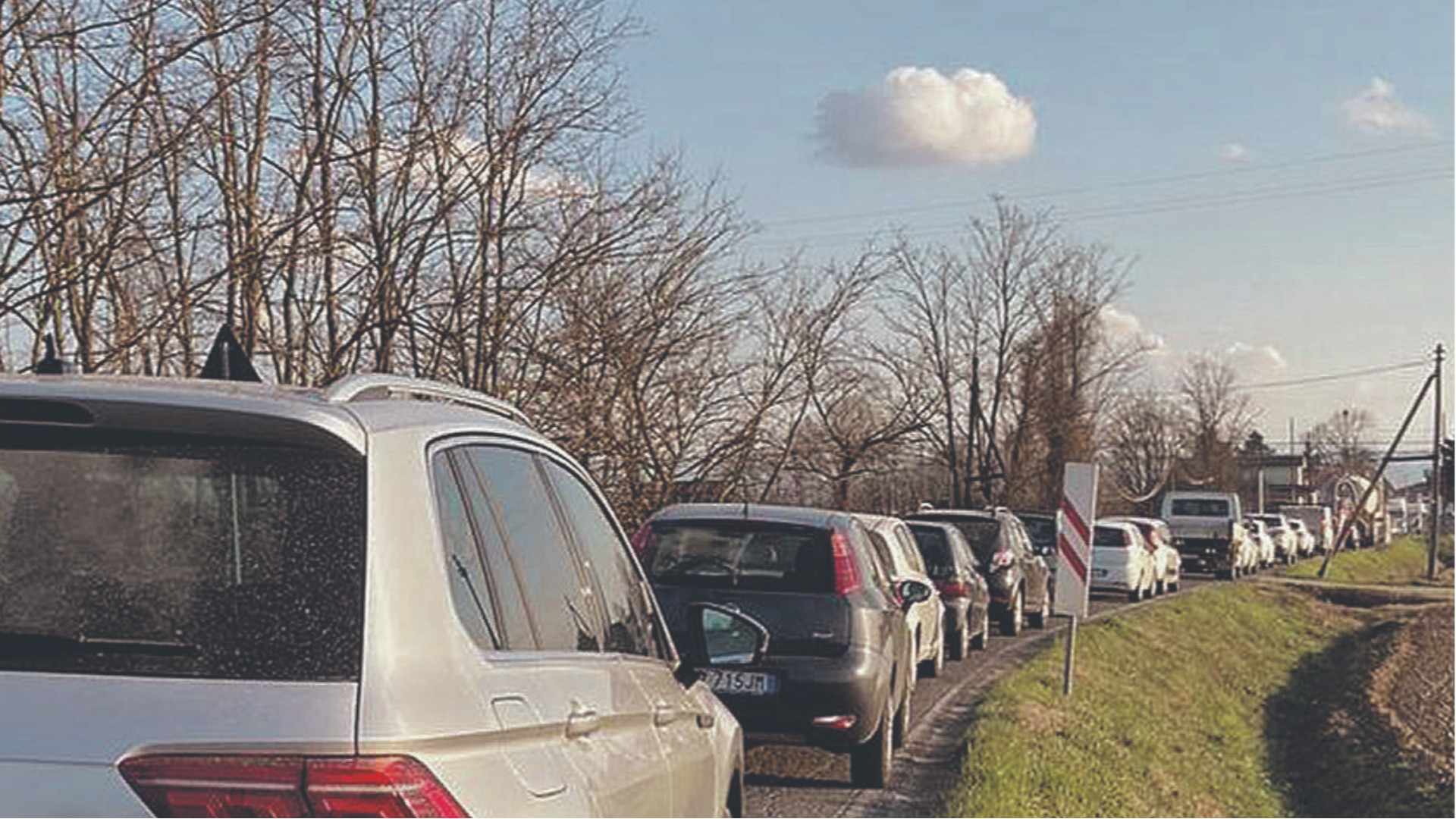 Odissea al passaggio a livello, attesa di 43 minuti per sette treni