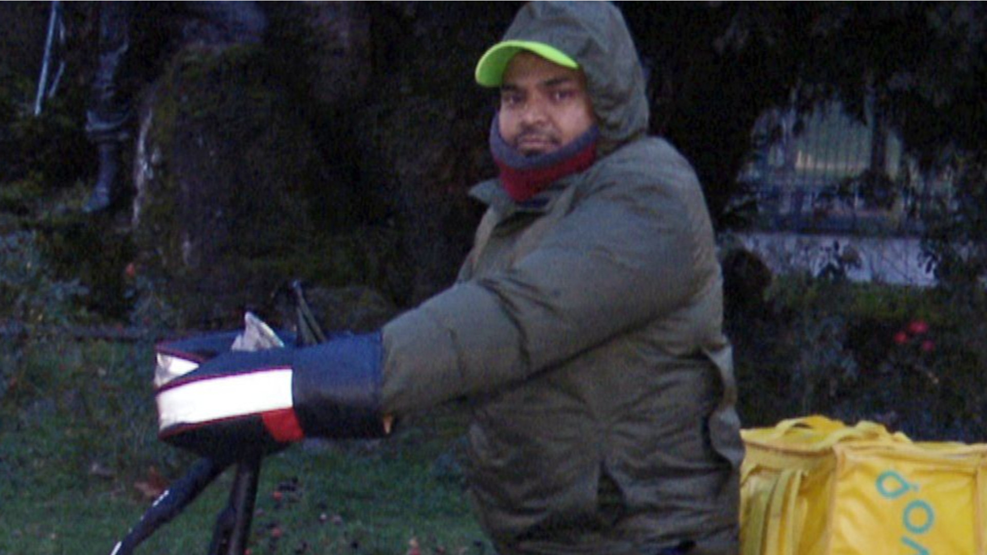 Alì Ghazanfar, pakistano di 32 anni impiegato dall’operatore Glovo nella consegna dei pasti a domicilio