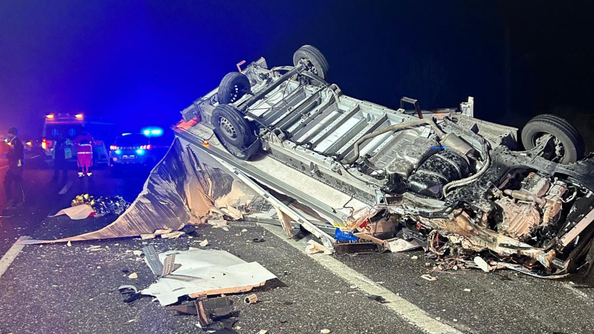 I soccorritori al lavoro dopo lo schianto in A1