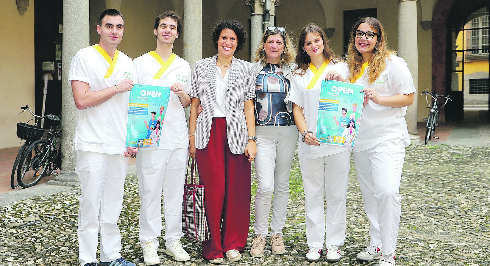 Cinzia Merlini (terza da destra) con alcuni studenti all’Open Day per le professioni sanitarie