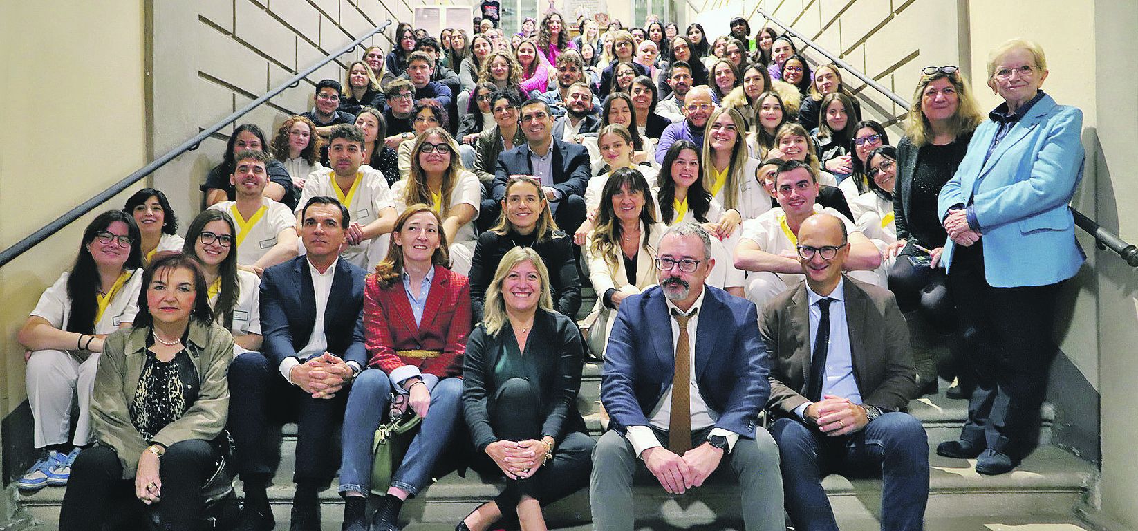 Merlini è la seconda in piedi da destra nella riunione di autorità e studenti col presidente della Regione de Pascale