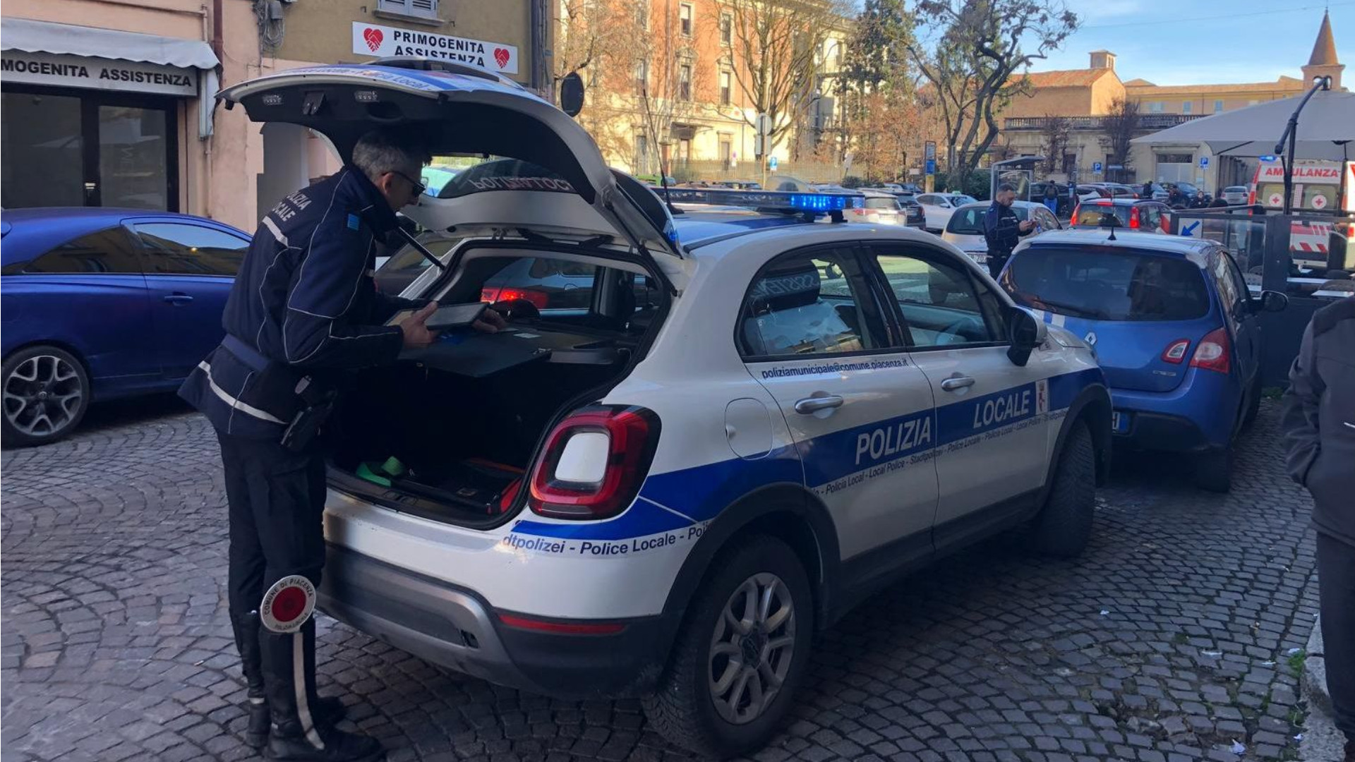 Portiera aperta all'improvviso, ciclista ci sbatte contro e finisce a terra