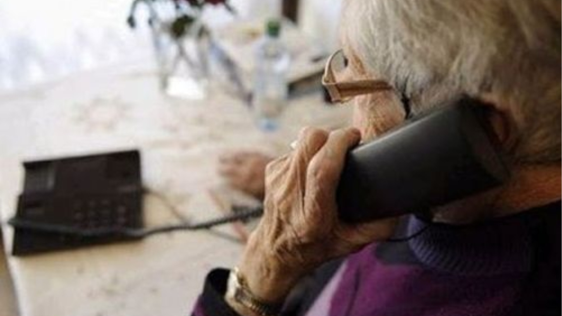 La donna era convinta di parlare al telefono con la nipote. Invece dall’altra parte della cornetta c’erano due truffatori