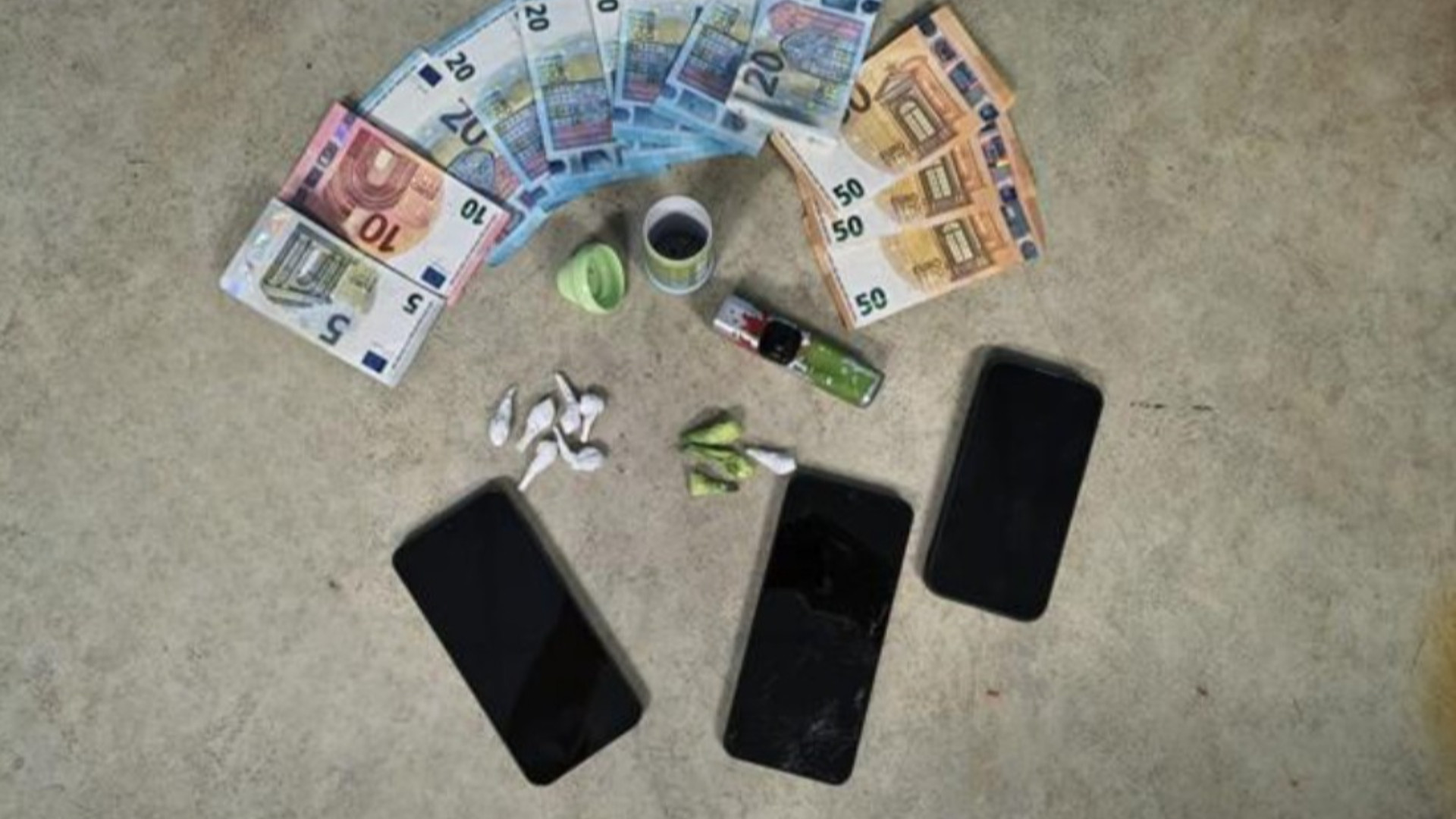 Spaccio ai giardini di via Damiani. Due pusher denunciati