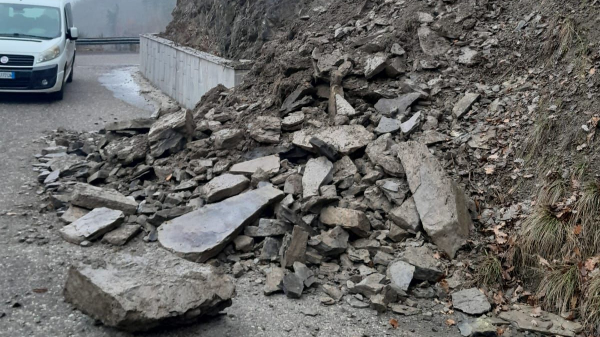 Frana sulla strada per Brugnello, frazione isolata