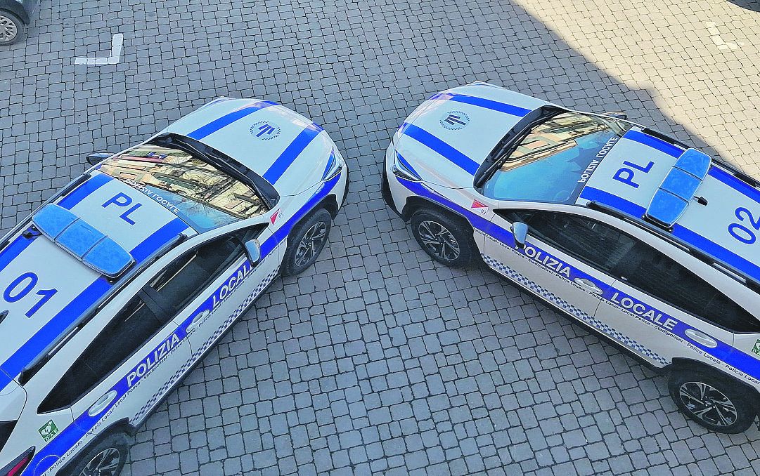 Le due auto della Polizia locale di Rottofreno viste dalla sala consiliare