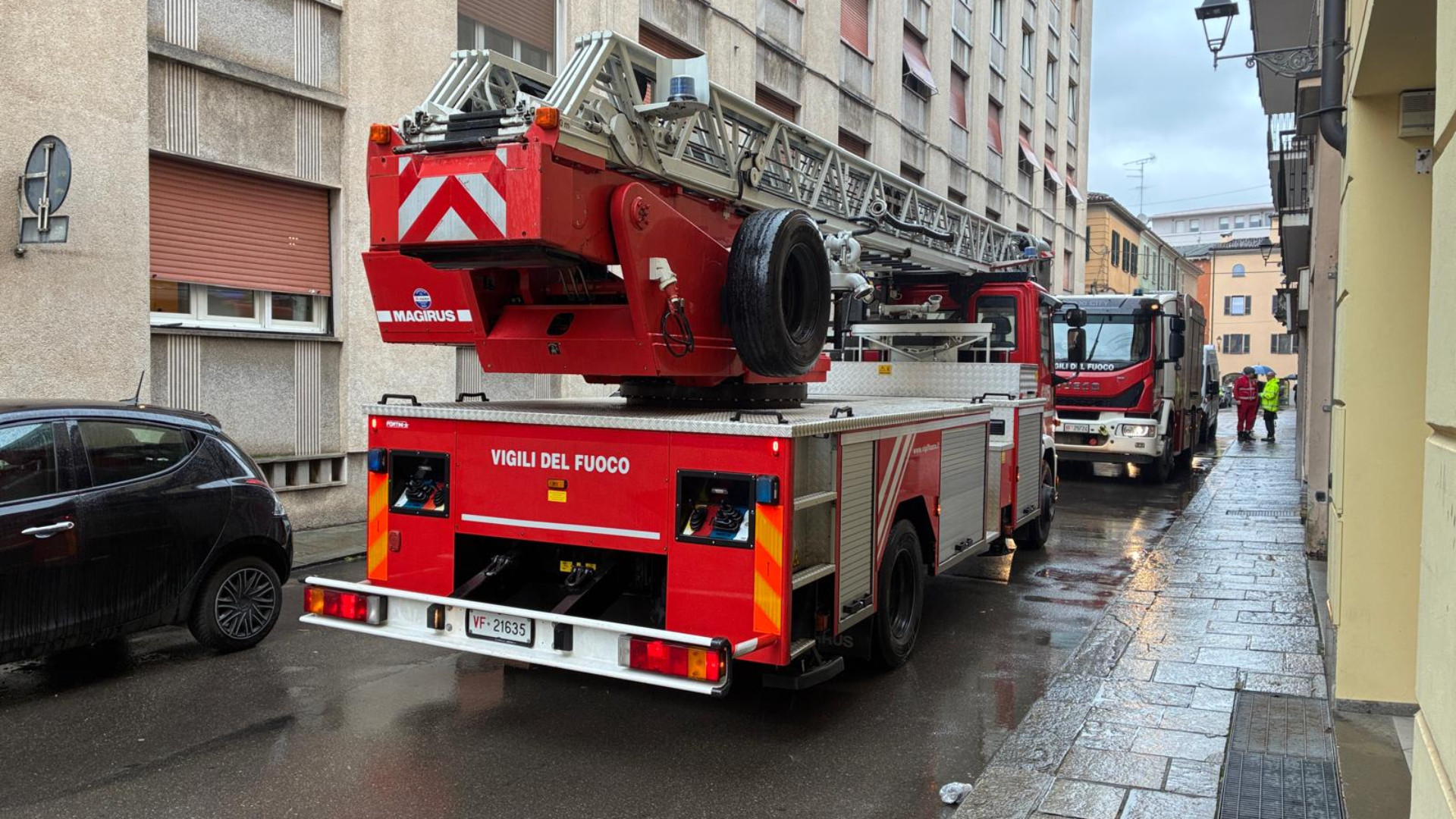 Incendio in appartamento, tre persone all'ospedale