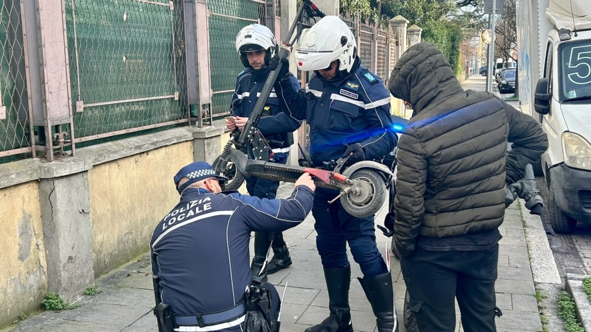 Monopattini truccati e in troppi senza casco, task force per stanarli