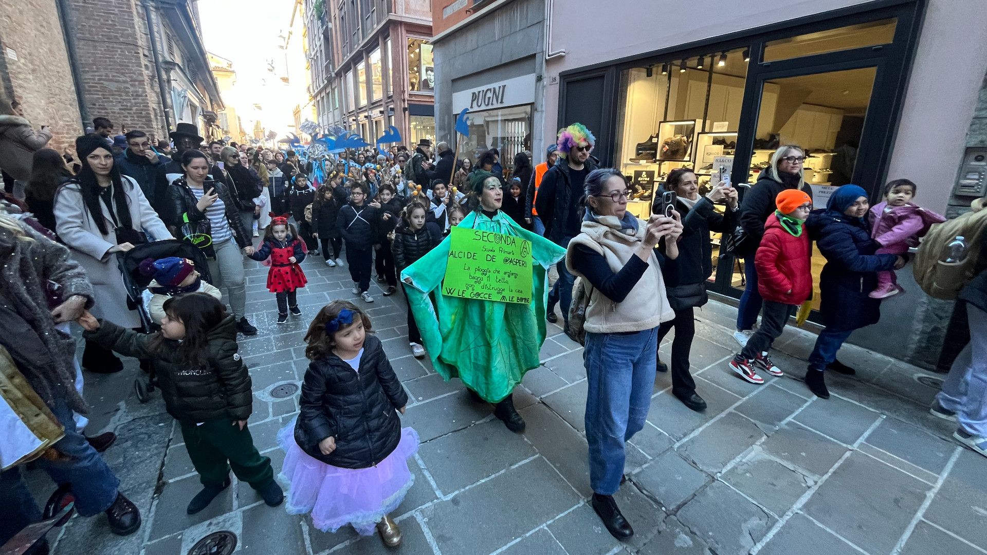 Carnevale a Piacenza: mille al corteo tra musica, colori e scuole in festa