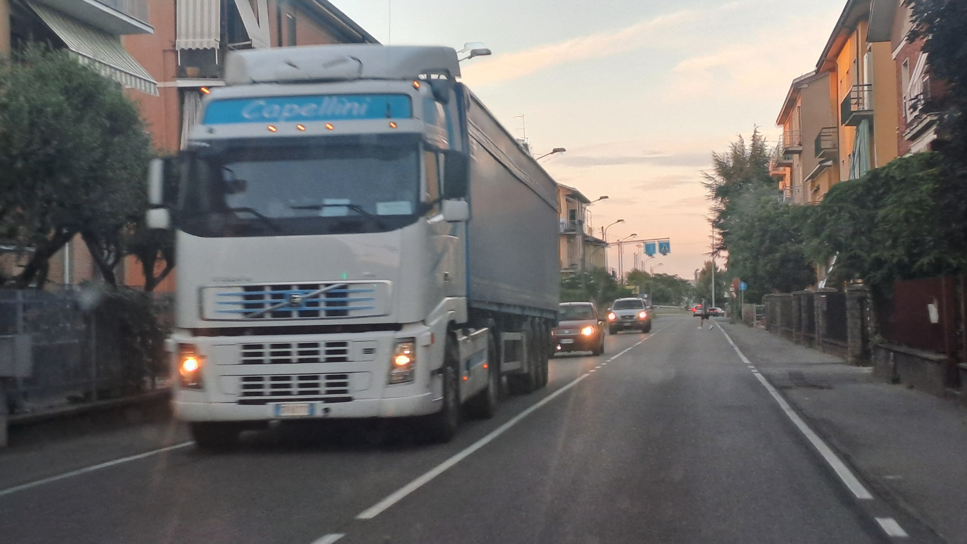 Via Garibaldi a Pontenure, diventata percorso alternativo per i Tir dopo la  chiusura della Via Emilia - © Libertà/Cristina Maserati