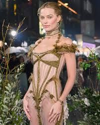 Il nuovo look di Margot Robbie sfoggiato alla première di "Cime tempestose