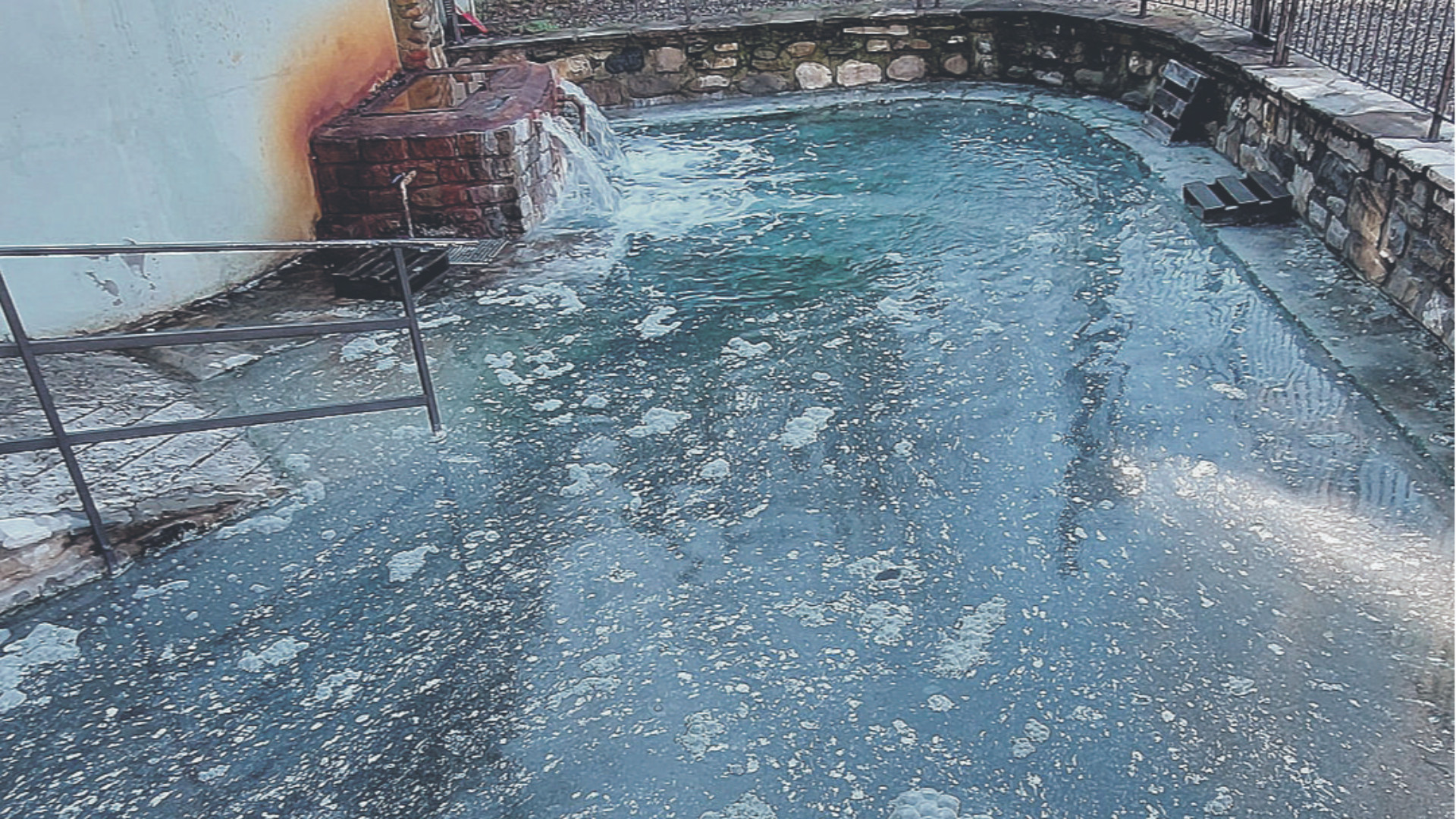 Quelle bolle strane comparse a rio Foino. Il canoista Pescalli: «Attenti»