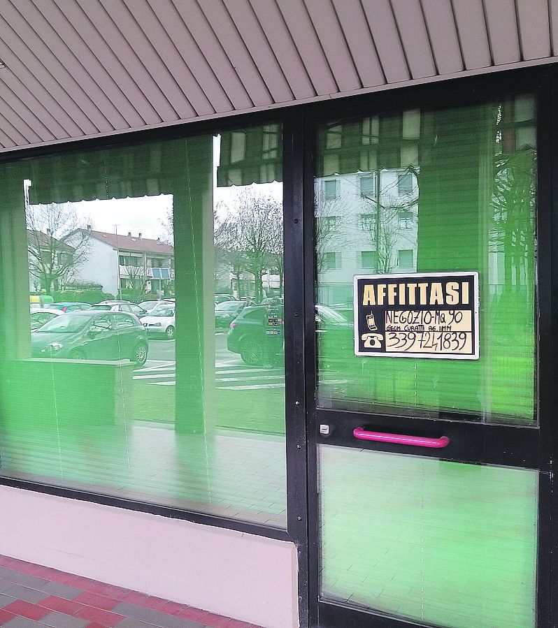 I locali che ospitavano il fruttivendolo, oggi vuoti - foto Chiavarini